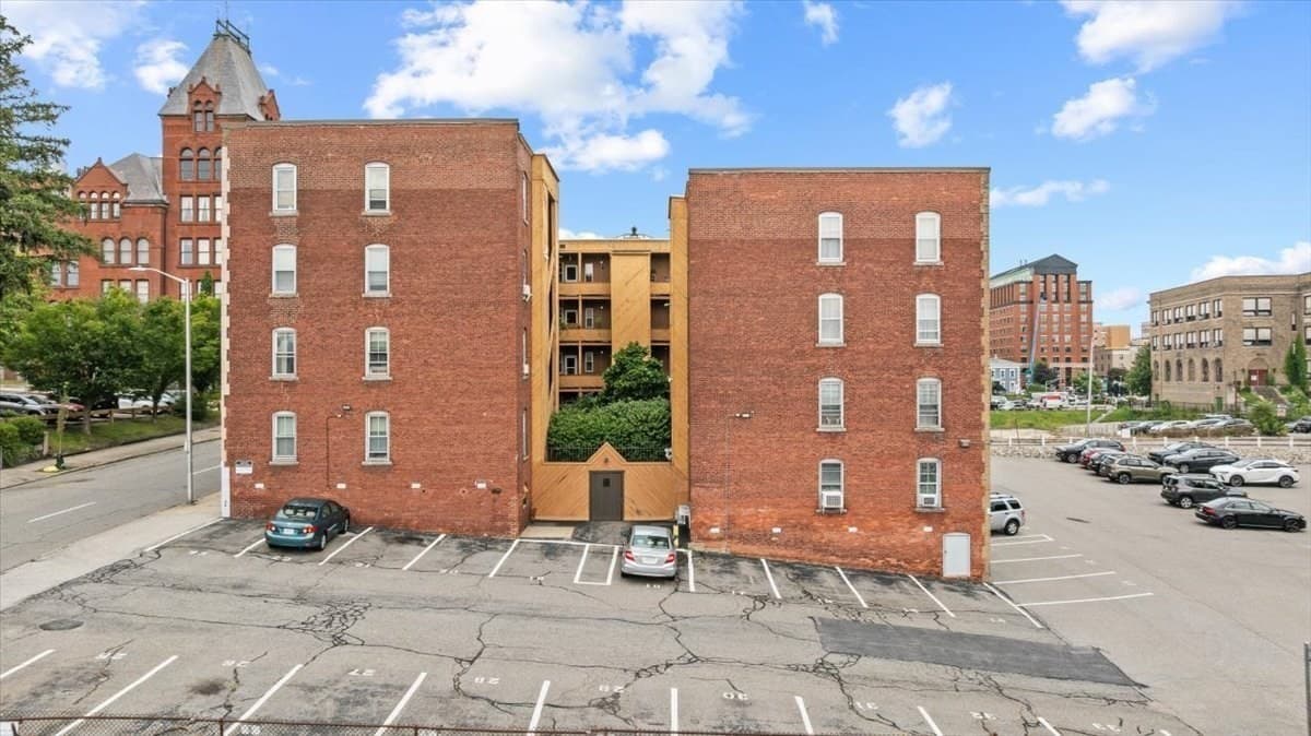 Condominium at 6 Chatham Pl # 8, Worcester MA 01609, Worcester, photo 3 of 34