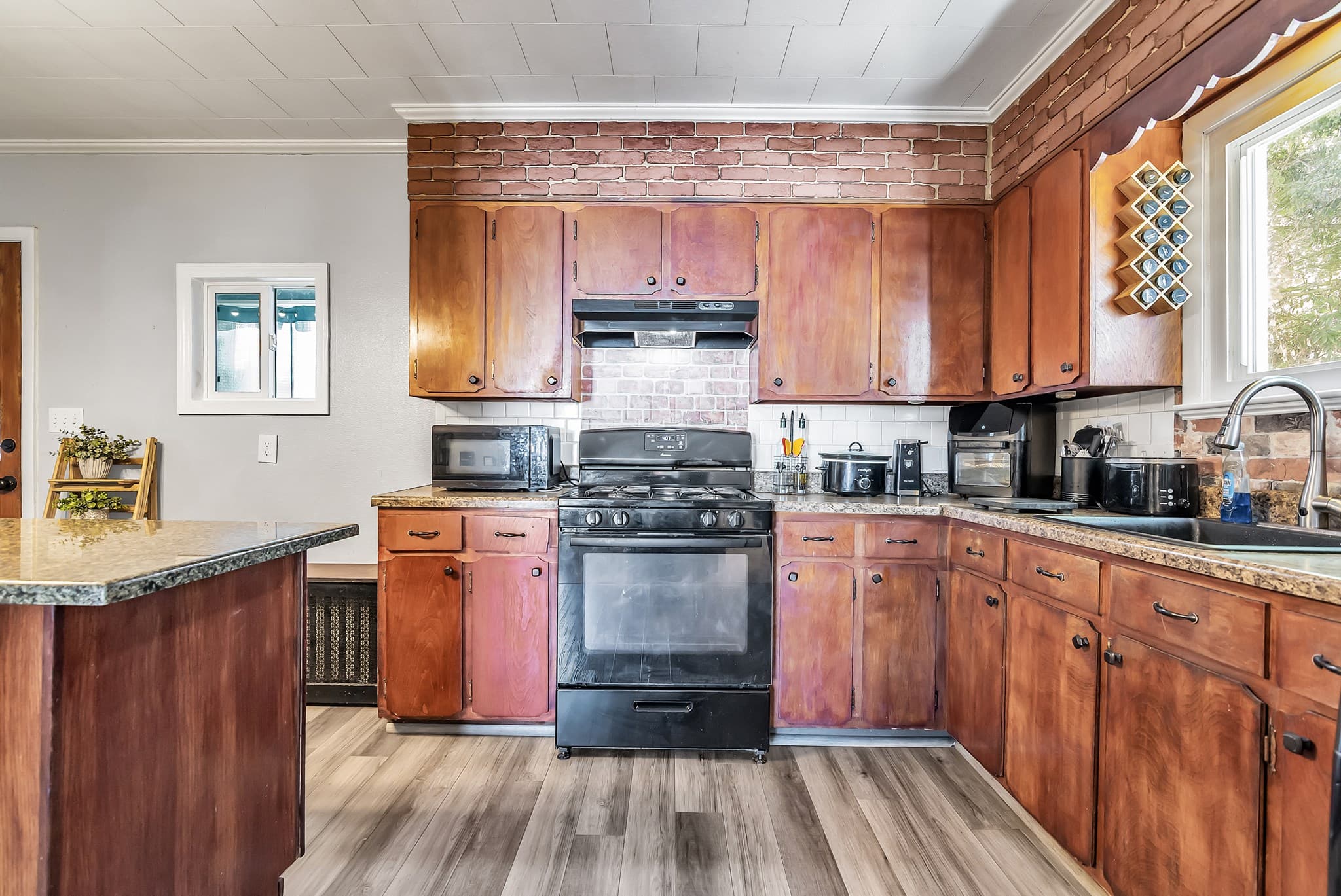 Single Family Residence at 100 Clover St, Worcester MA 01603, Worcester, photo 16 of 41