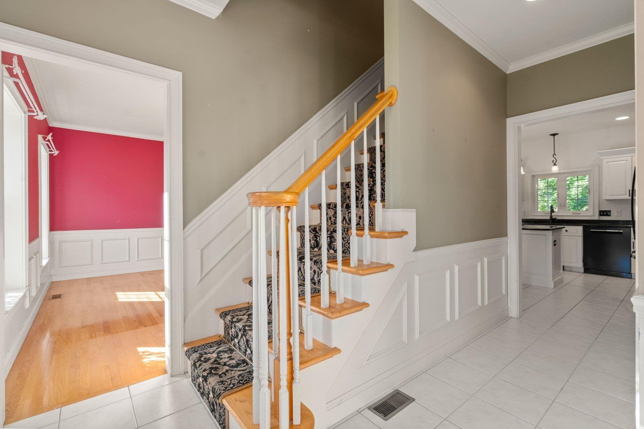 Single Family Residence at 34 Laurelwood Dr, Worcester MA 01605, Worcester, photo 2 of 39