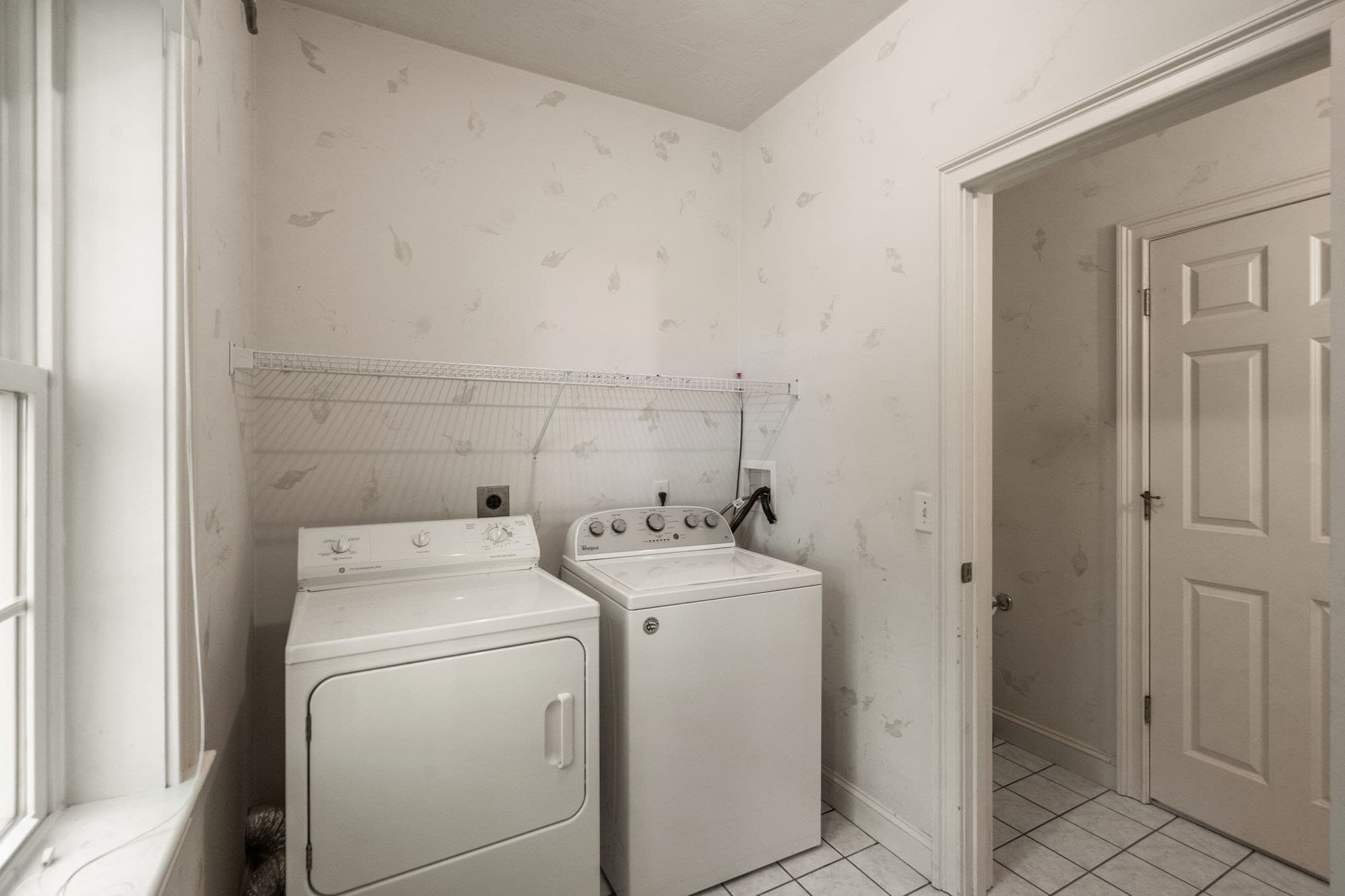 Single Family Residence at 34 Laurelwood Dr, Worcester MA 01605, Worcester, photo 16 of 39
