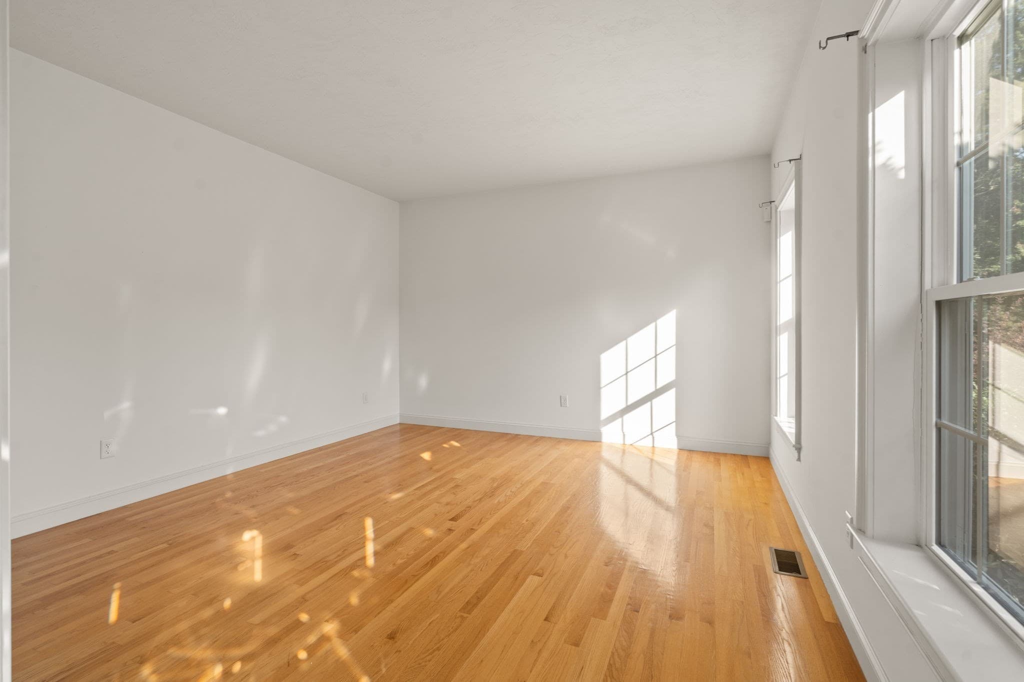 Single Family Residence at 34 Laurelwood Dr, Worcester MA 01605, Worcester, photo 15 of 39