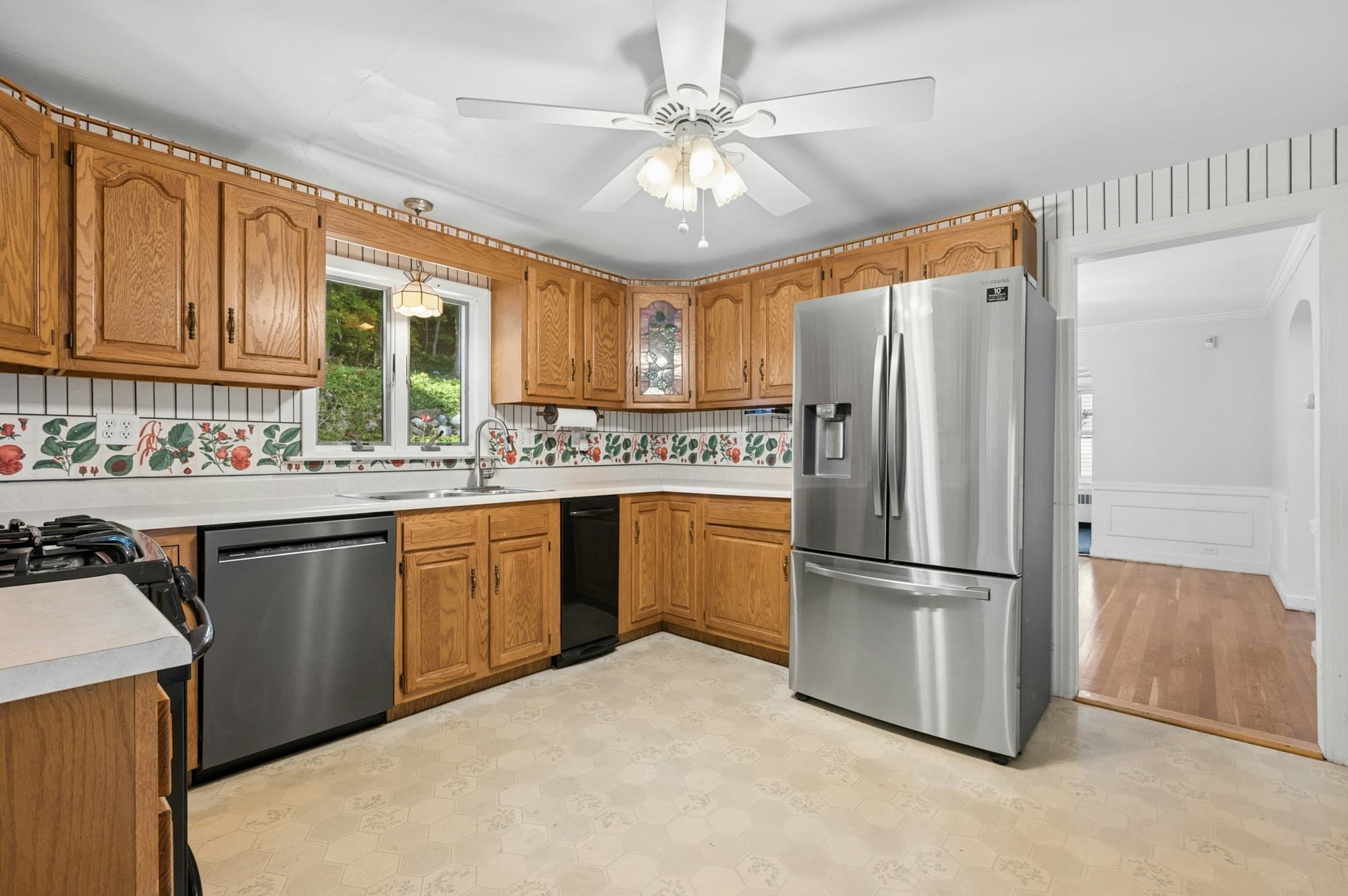 Single Family Residence at 34 Saint Elmo Road, Worcester MA 01602, photo 12 of 42