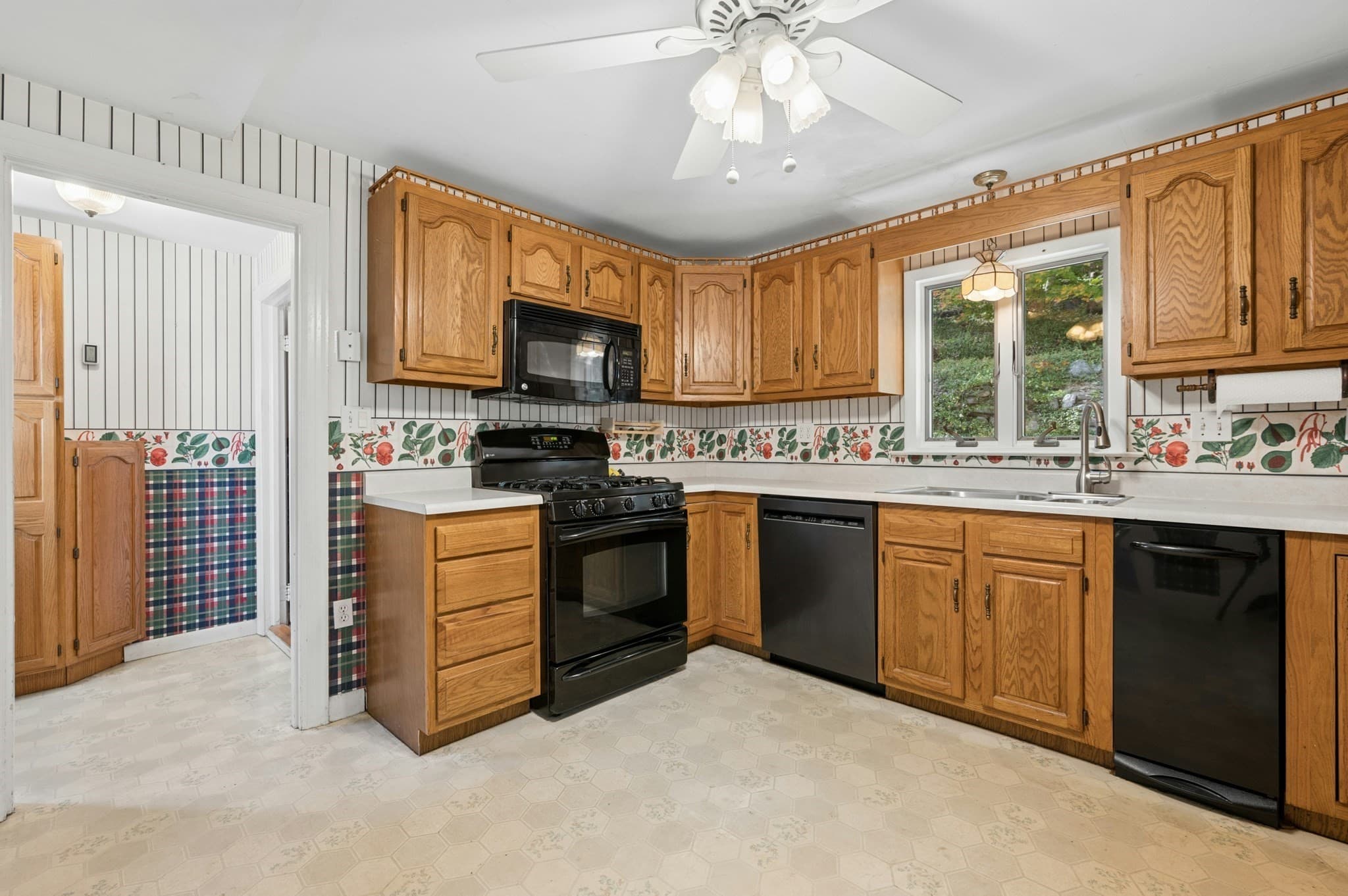 Single Family Residence at 34 Saint Elmo Road, Worcester MA 01602, photo 14 of 42