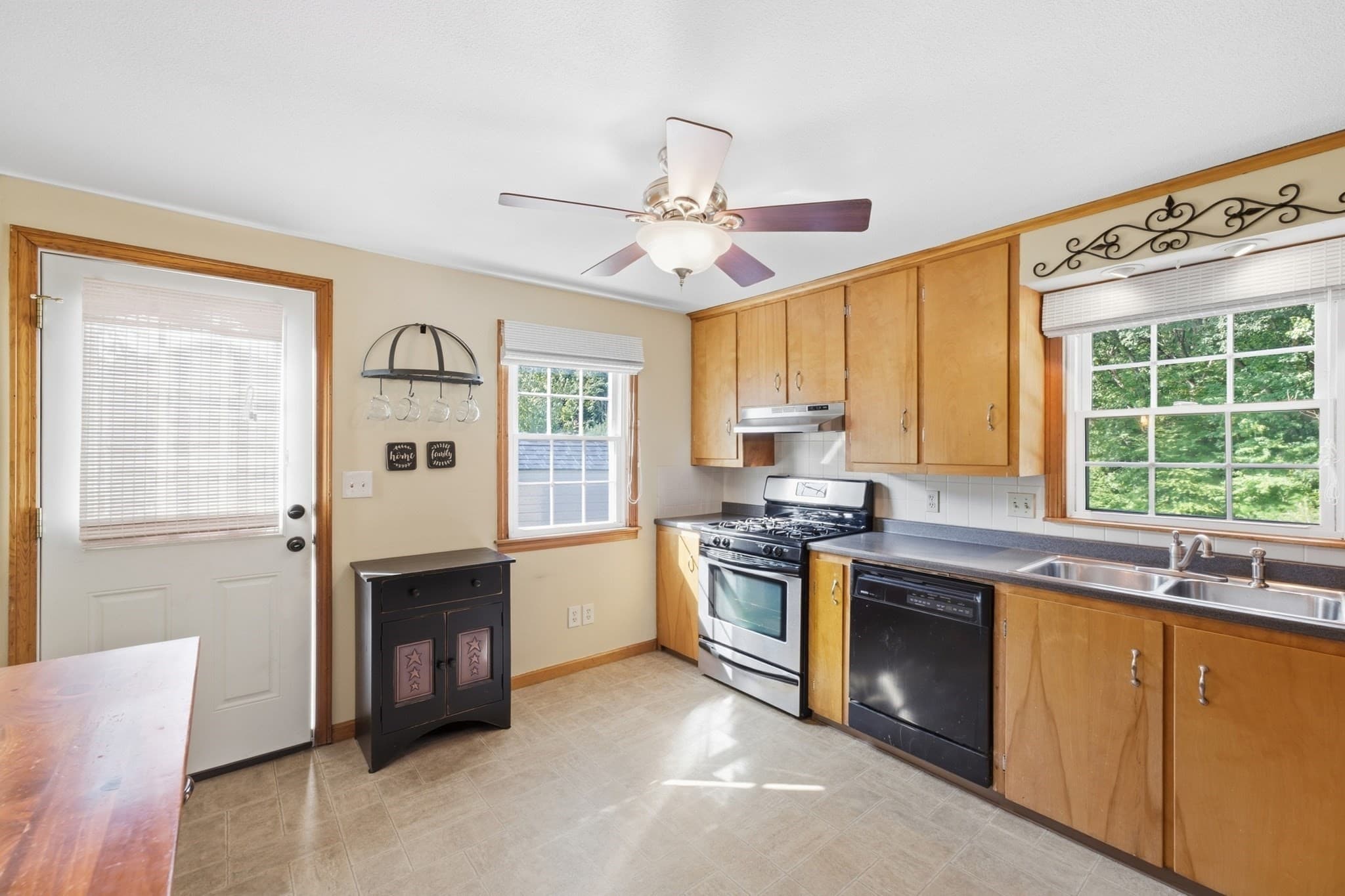 Single Family Residence at 158 Telegraph Ave, Chicopee MA 01020, Chicopee, photo 7 of 42