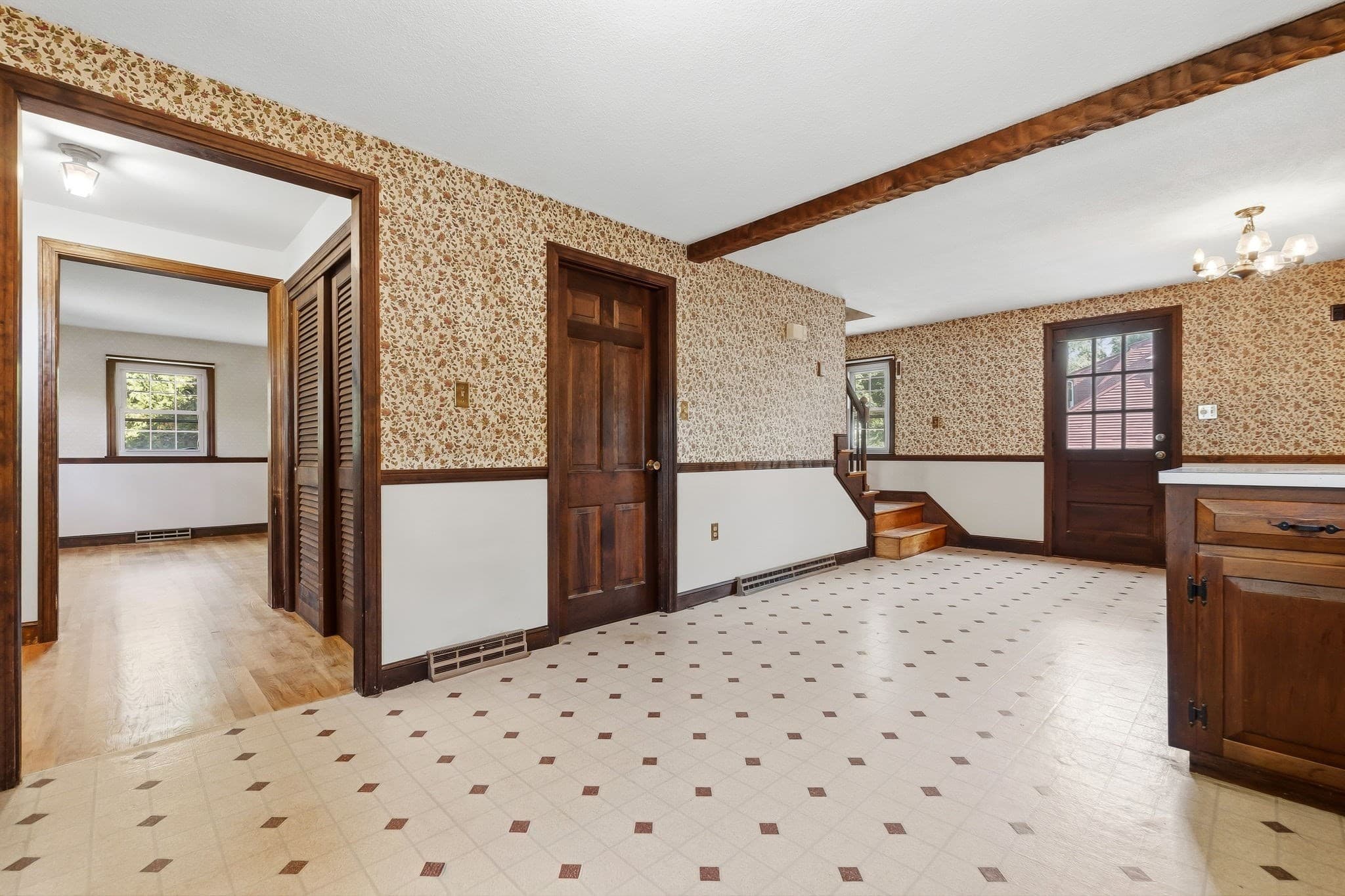 Single Family Residence at 250 E. Lothrop Street, Beverly MA 01915, Beverly, photo 6 of 27