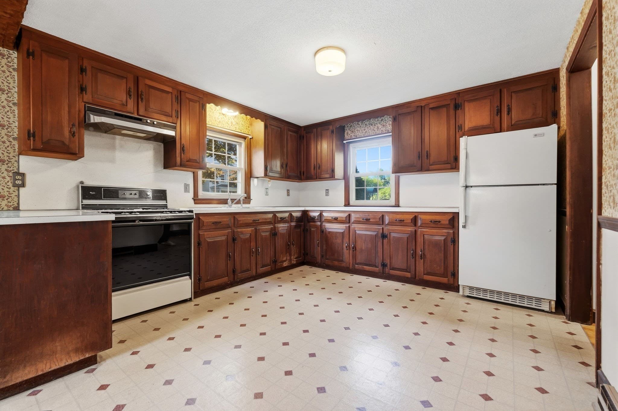 Single Family Residence at 250 E. Lothrop Street, Beverly MA 01915, Beverly, photo 7 of 27