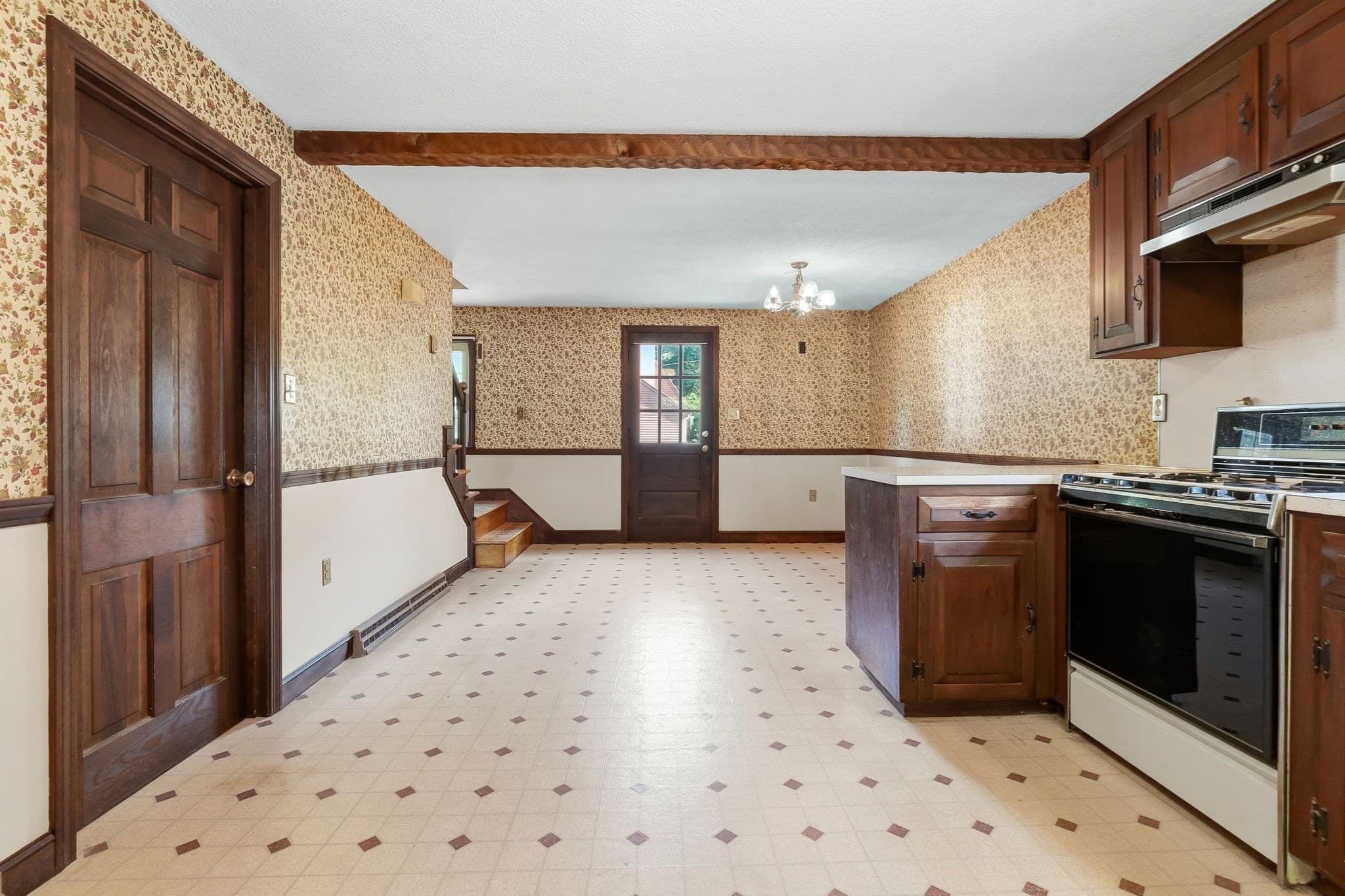 Single Family Residence at 250 E. Lothrop Street, Beverly MA 01915, Beverly, photo 9 of 27