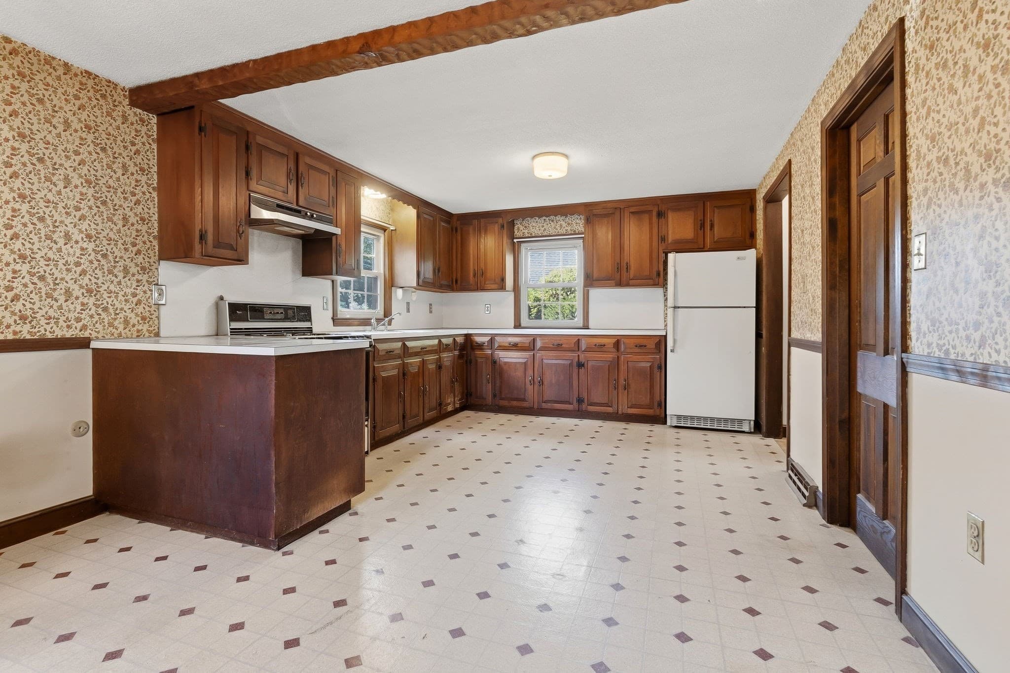 Single Family Residence at 250 E. Lothrop Street, Beverly MA 01915, Beverly, photo 8 of 27
