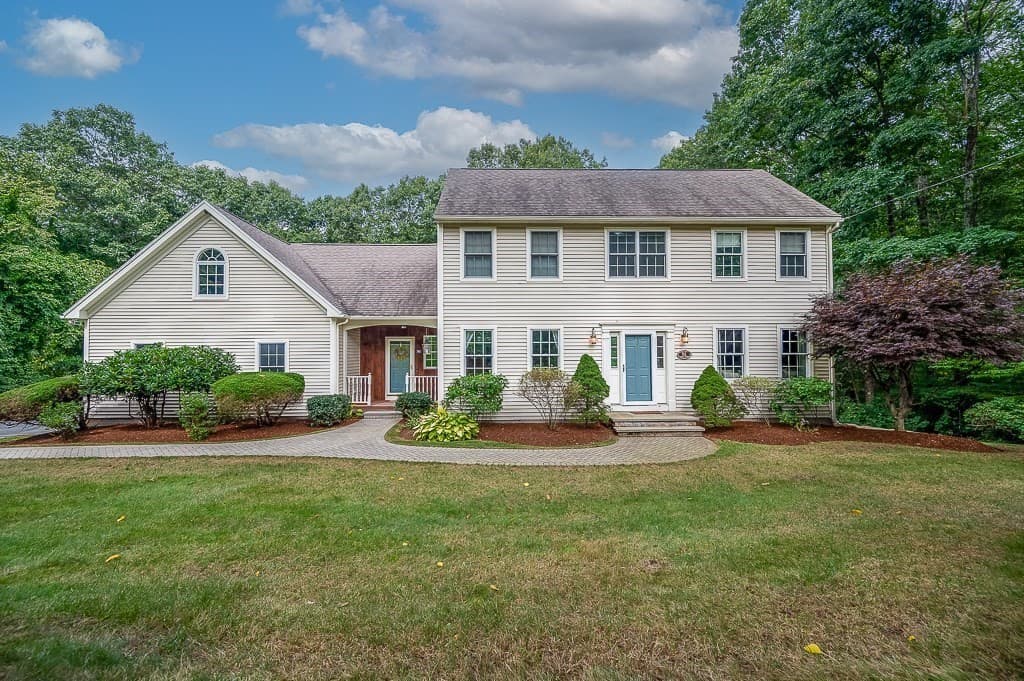 91 Hartness Road, Sutton MA 01590