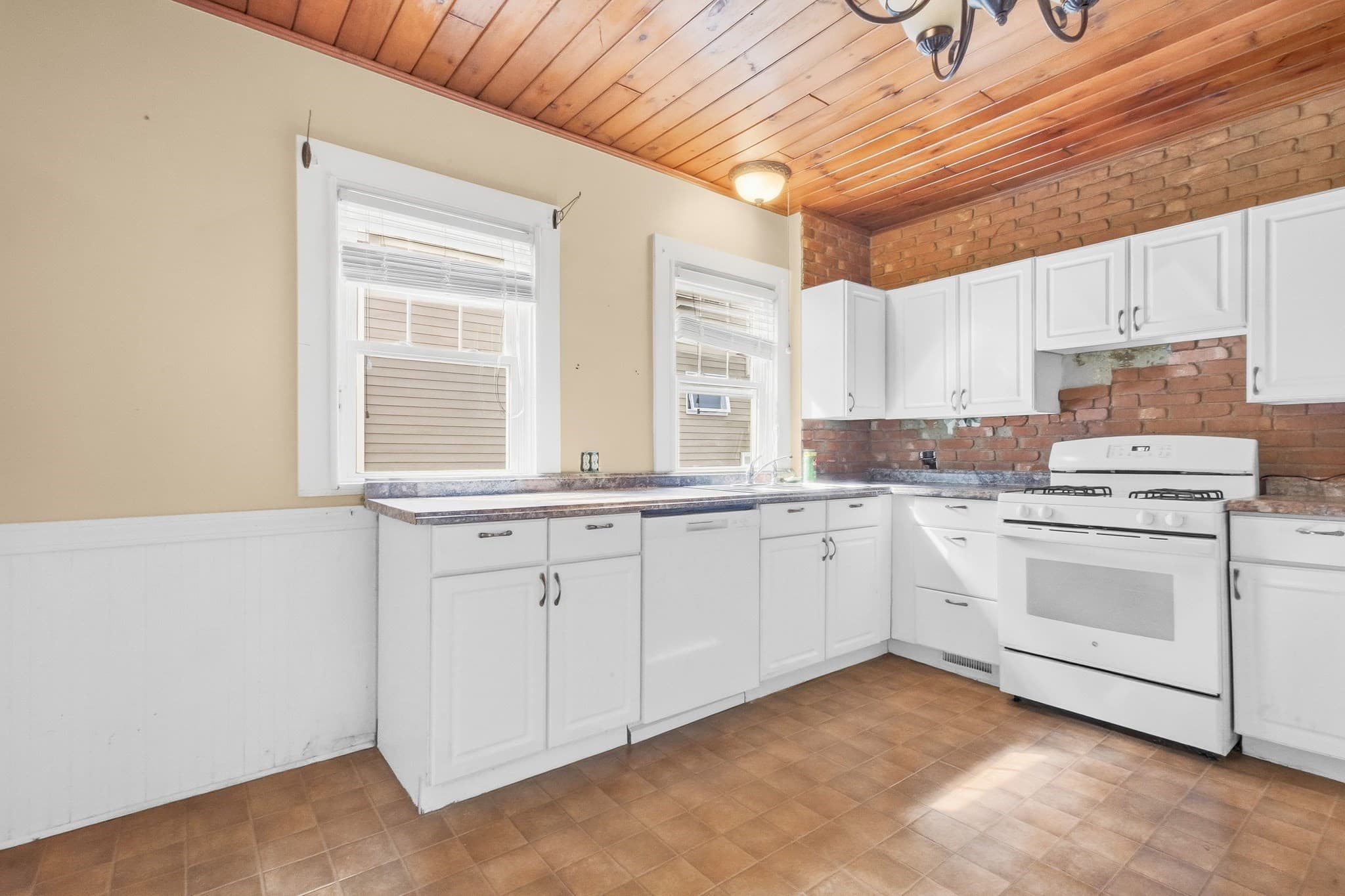 Single Family Residence at 70 Rounds St, New Bedford MA 02740, New Bedford, photo 12 of 36