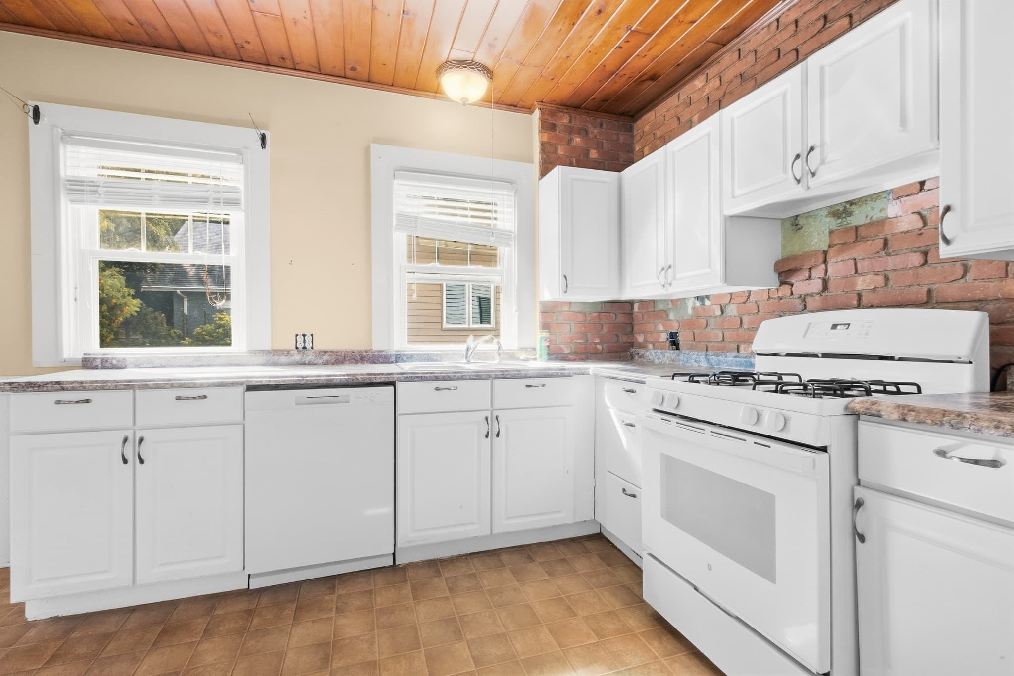 Single Family Residence at 70 Rounds St, New Bedford MA 02740, New Bedford, photo 10 of 36