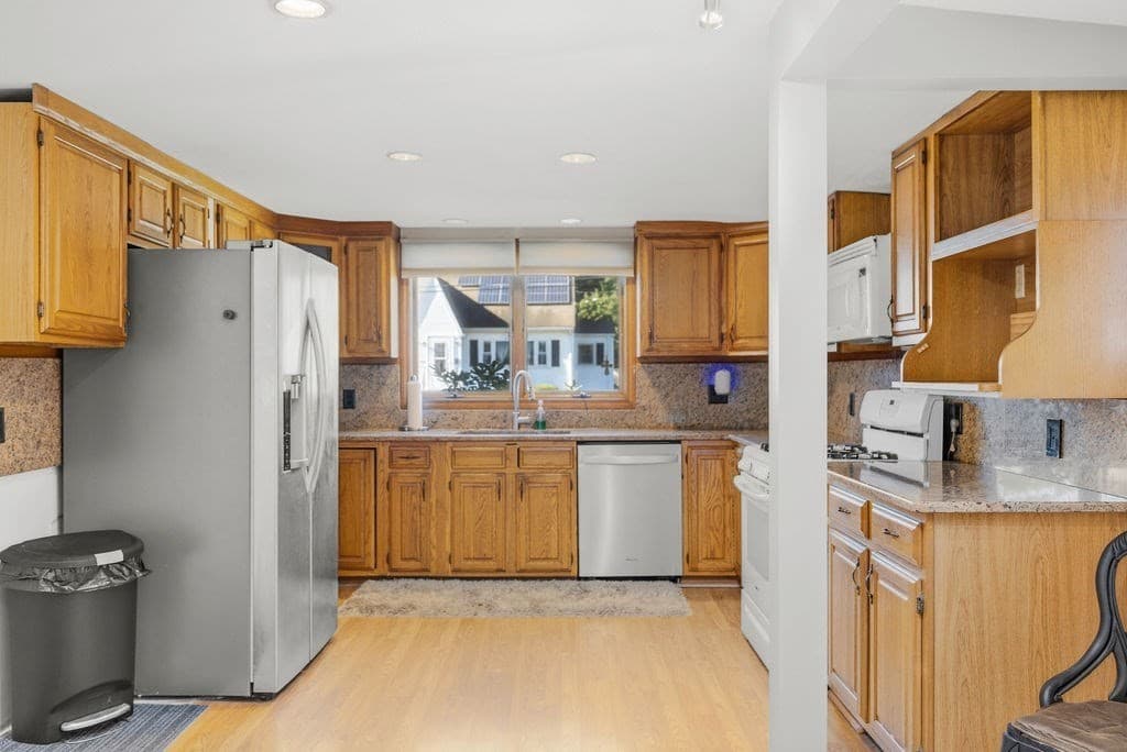 Single Family Residence at 950 Glen St, New Bedford MA 02745, New Bedford, photo 23 of 34