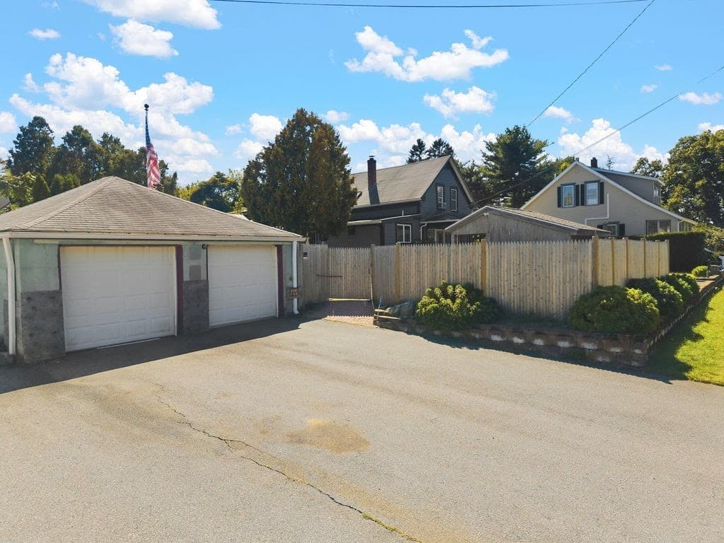 Single Family Residence at 950 Glen St, New Bedford MA 02745, New Bedford, photo 2 of 34