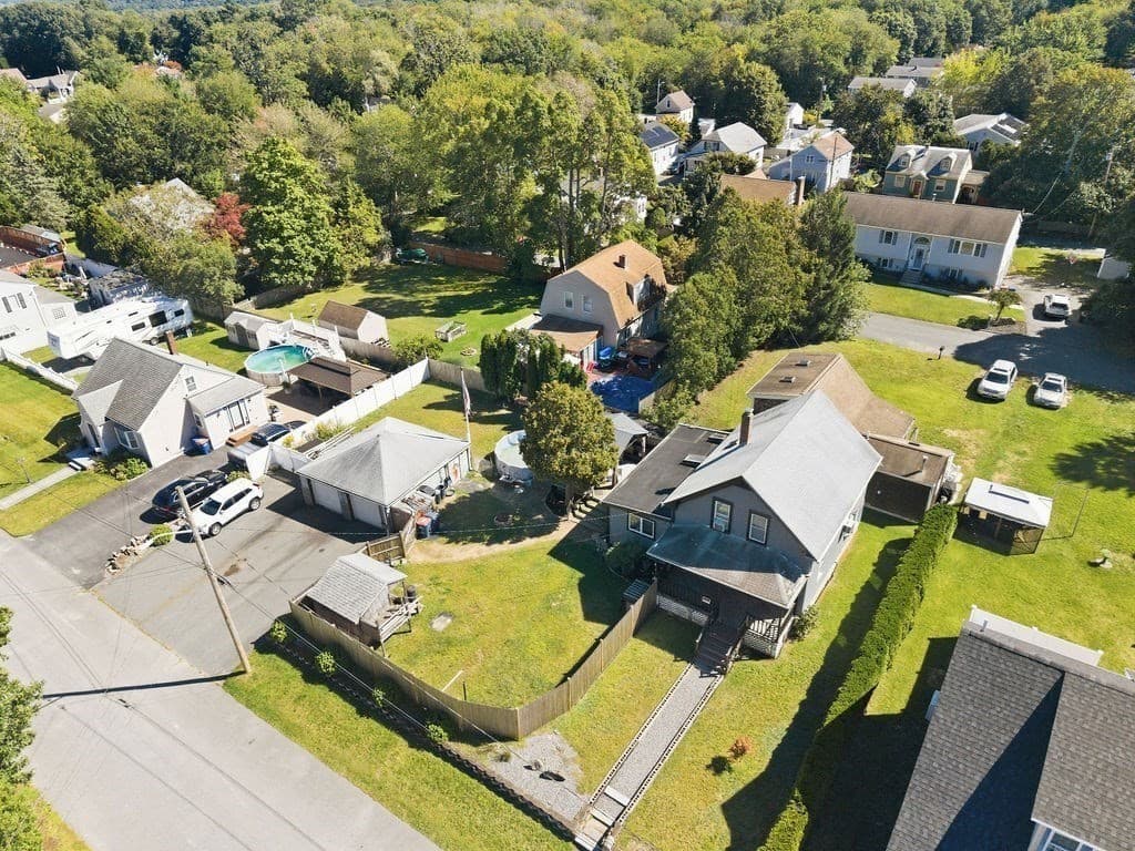 Single Family Residence at 950 Glen St, New Bedford MA 02745, New Bedford, photo 6 of 34