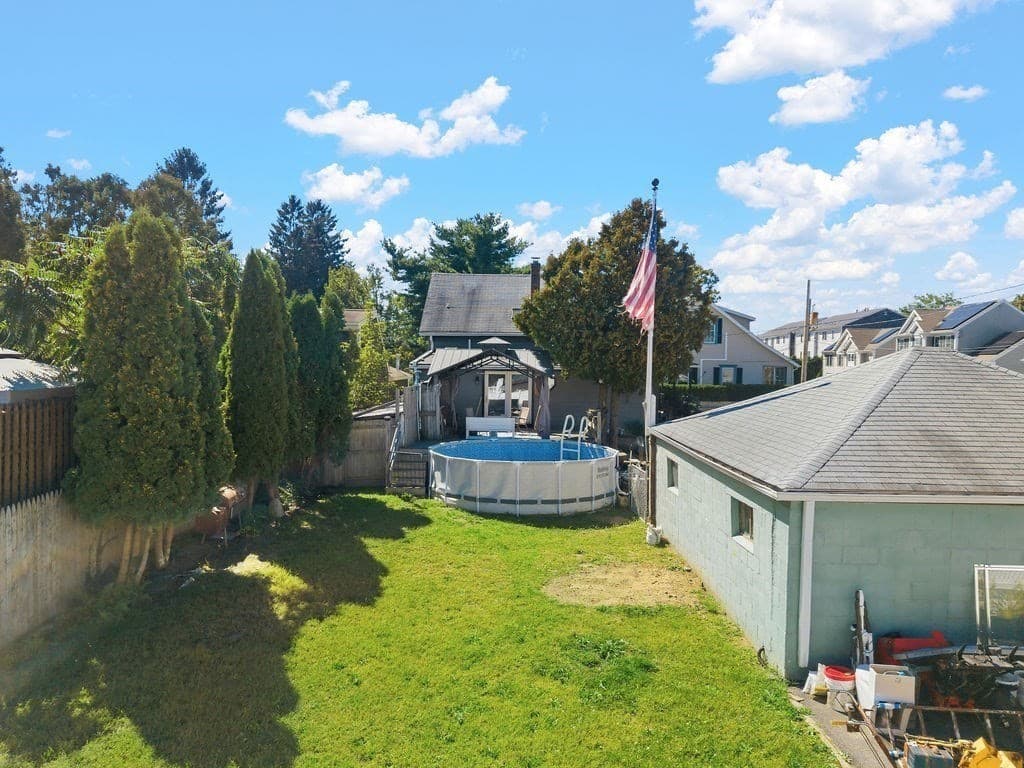 Single Family Residence at 950 Glen St, New Bedford MA 02745, New Bedford, photo 9 of 34