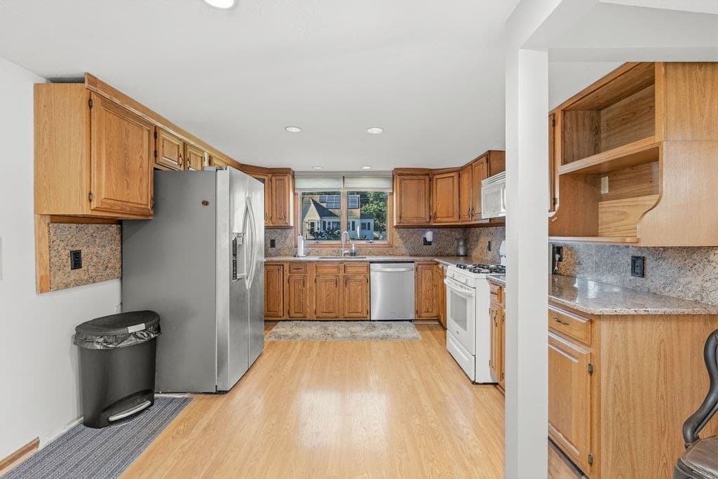 Single Family Residence at 950 Glen St, New Bedford MA 02745, New Bedford, photo 24 of 34