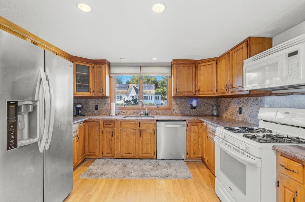 Single Family Residence at 950 Glen St, New Bedford MA 02745, New Bedford, photo 4 of 34