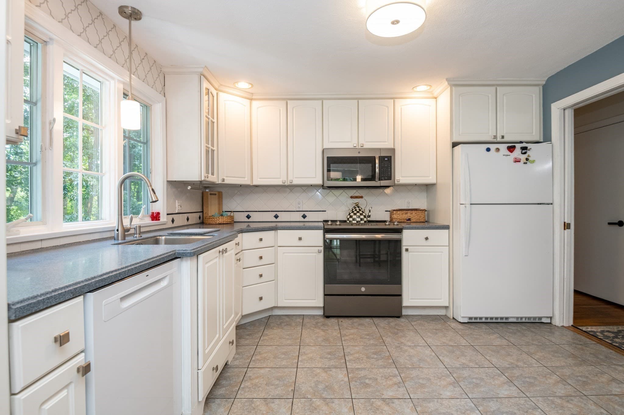 Single Family Residence at 29 Doncaster Circle, Lynnfield MA 01940, Lynnfield, photo 11 of 42