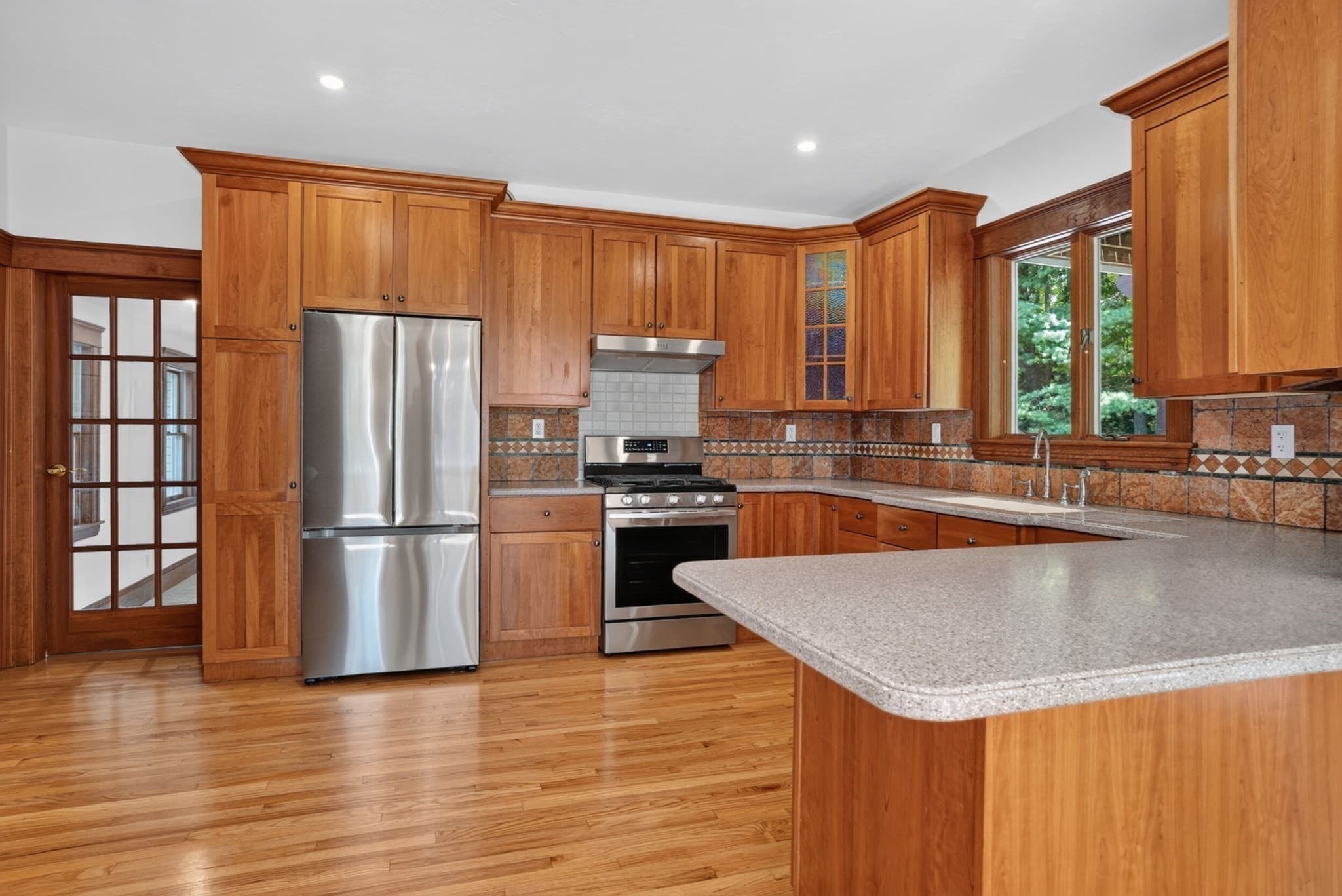 Single Family Residence at 82 N Quinsigamond Ave, Shrewsbury MA 01545, Shrewsbury, photo 4 of 41