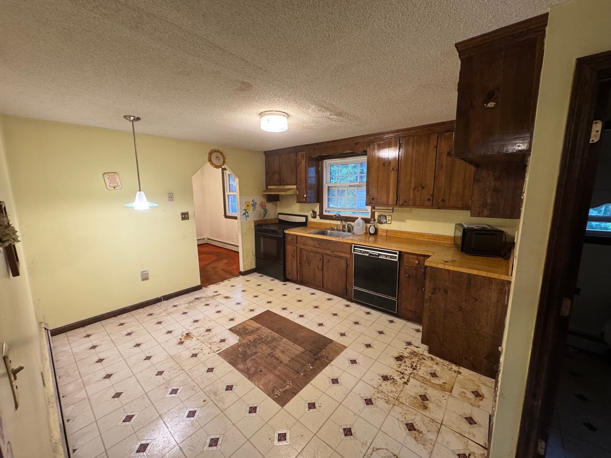 Single Family Residence at 98 Tyler Rd, Tewksbury MA 01876, Tewksbury, photo 3 of 8