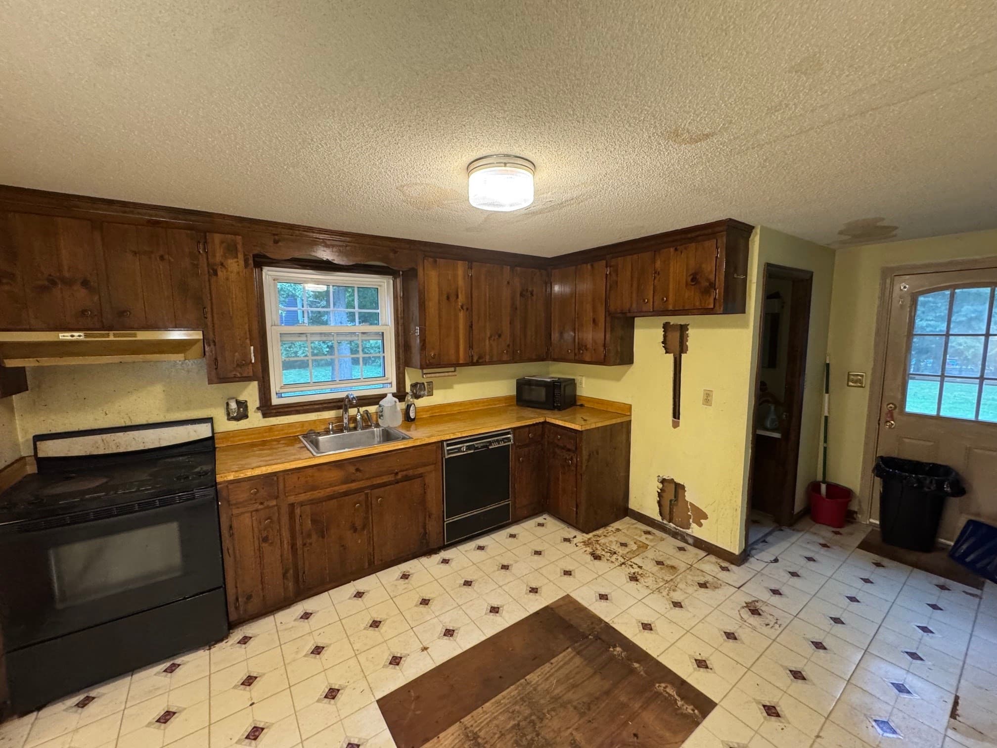 Single Family Residence at 98 Tyler Rd, Tewksbury MA 01876, Tewksbury, photo 4 of 8