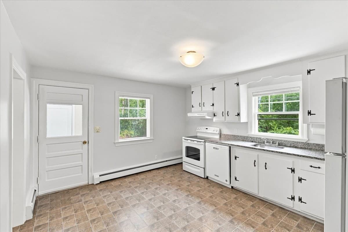 Single Family Residence at 924 Washington St, Franklin MA 02038, Franklin, photo 6 of 41