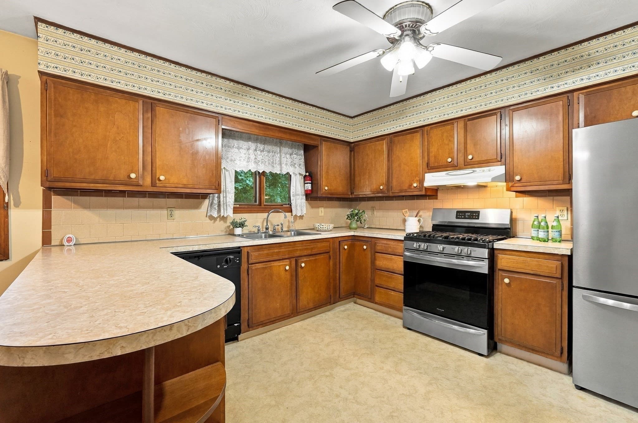 Single Family Residence at 6 Lincoln Dr, Fairhaven MA 02719, Fairhaven, photo 12 of 40