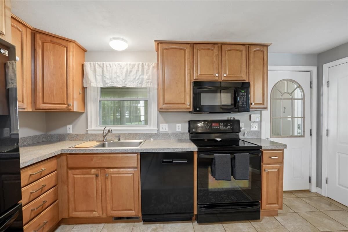 Single Family Residence at 15 Brookman Street, Worcester MA 01606, Worcester, photo 11 of 42