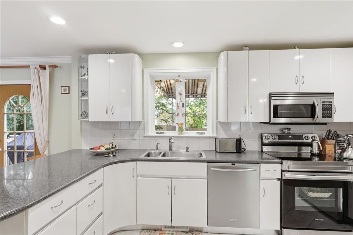 Condominium at 25 Hamlet Street # 25, Newton MA 02459, Newton, photo 6 of 25