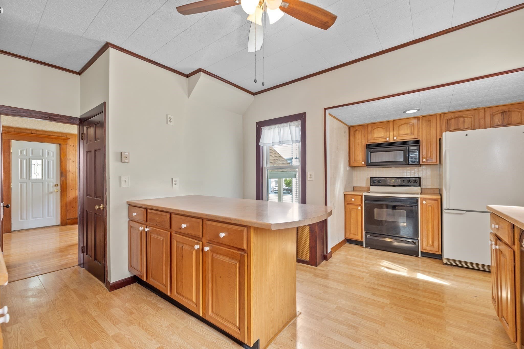 Single Family Residence at 272 Shaw St, Lowell MA 01851, Lowell, photo 5 of 16