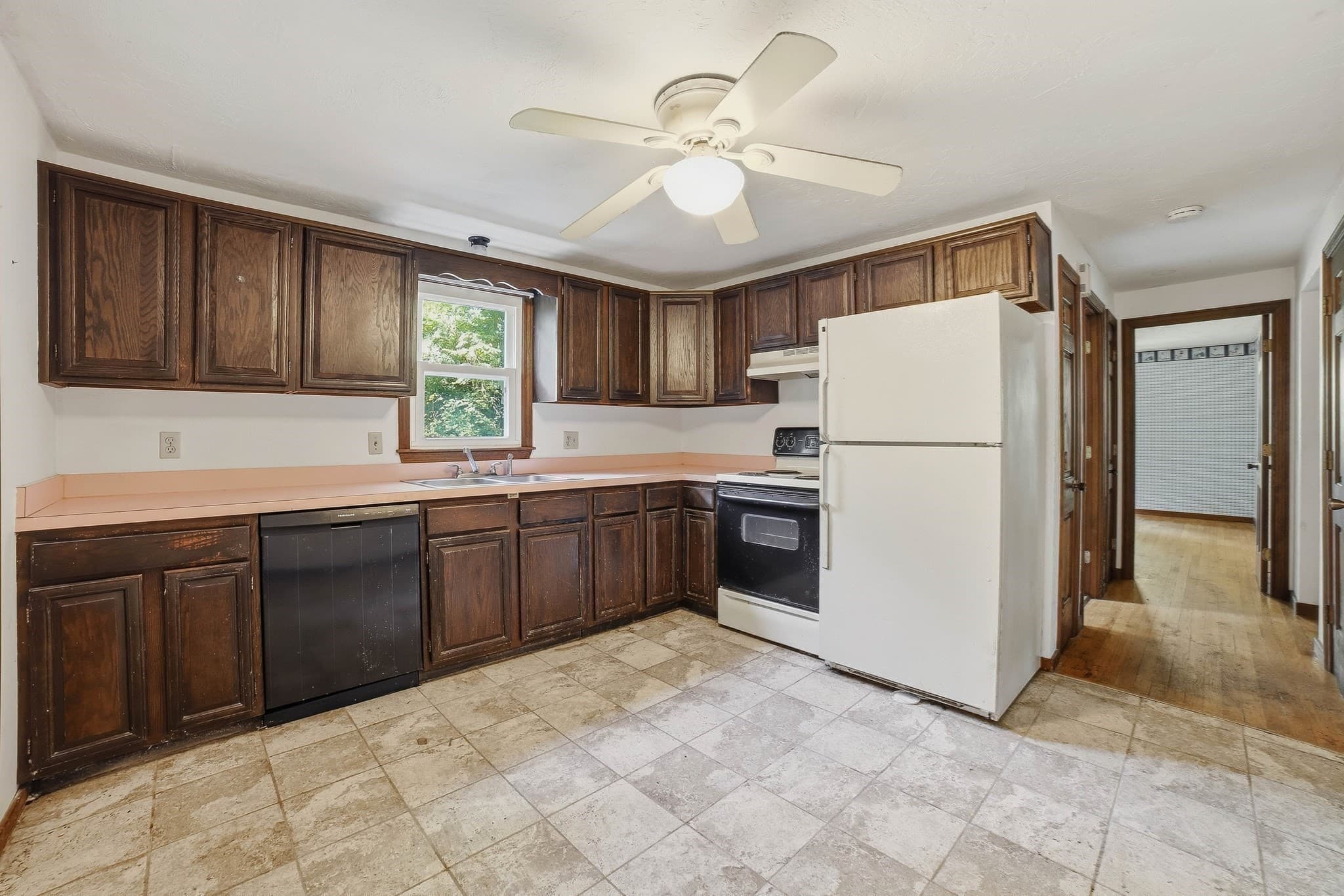 Single Family Residence at 100 Purgatory Rd, Sutton MA 01590, Sutton, photo 5 of 32