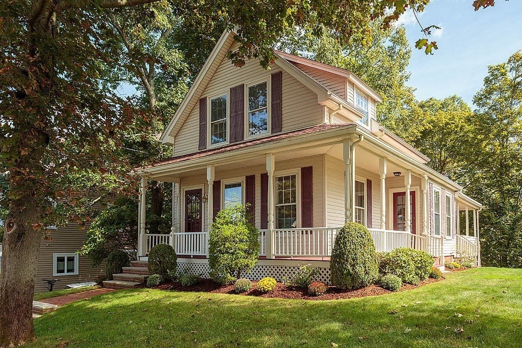 4 Highland Ave, Stoneham MA 02180