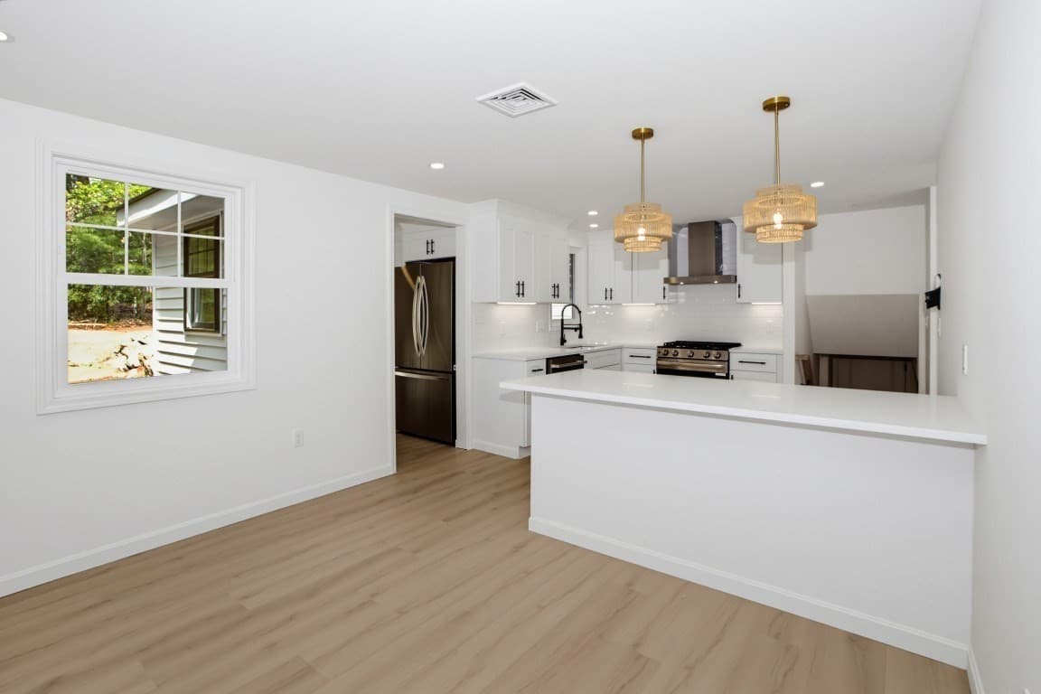 Single Family Residence at 33 Cheryl Ln, Holliston MA 01746, Holliston, photo 4 of 32