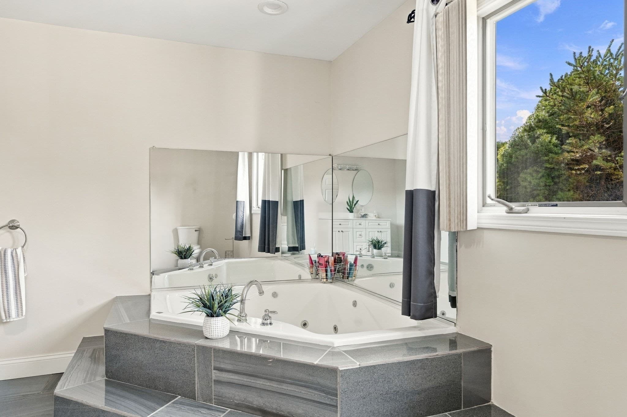Single Family Residence at 35 Striper Cir, Dartmouth MA 02747, Dartmouth, photo 13 of 39