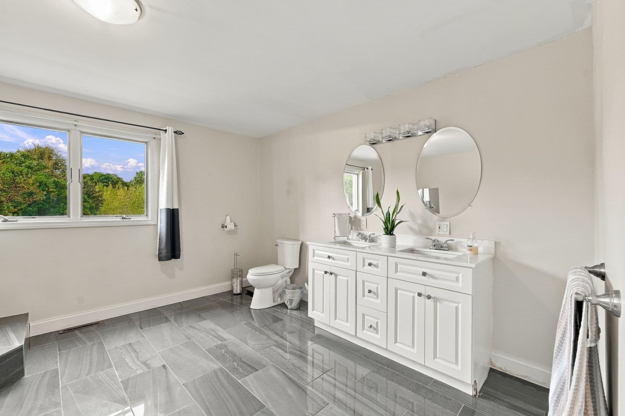 Single Family Residence at 35 Striper Cir, Dartmouth MA 02747, Dartmouth, photo 12 of 39