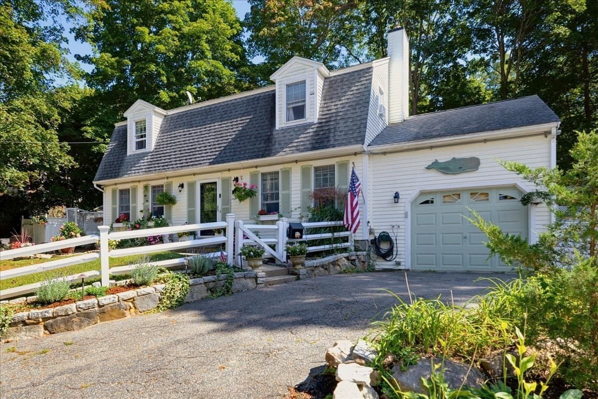 4 Brierwood Ct, Gloucester MA 01930