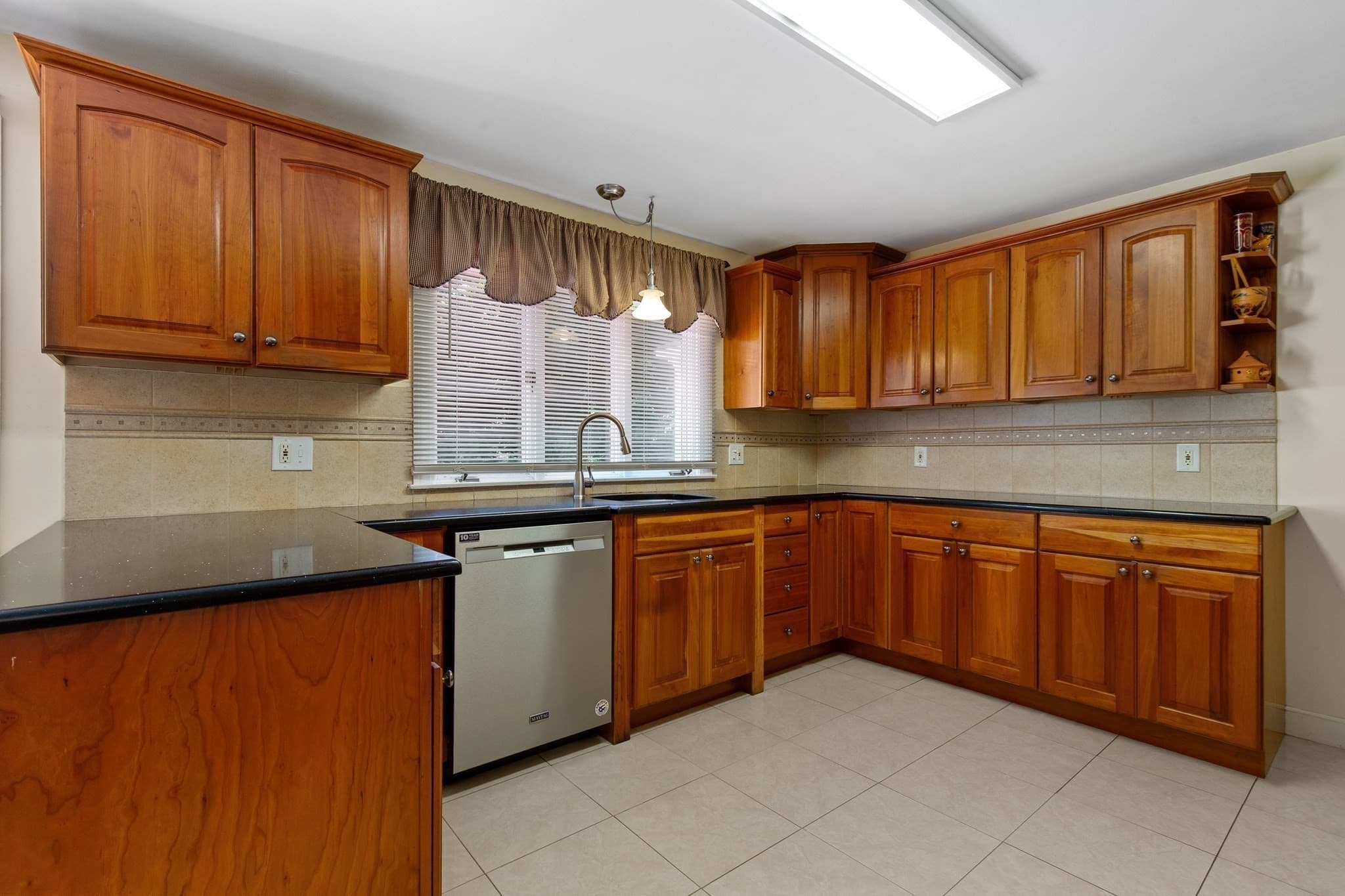 Single Family Residence at 159 Braemoor Rd, Brockton MA 02301, Brockton, photo 2 of 30