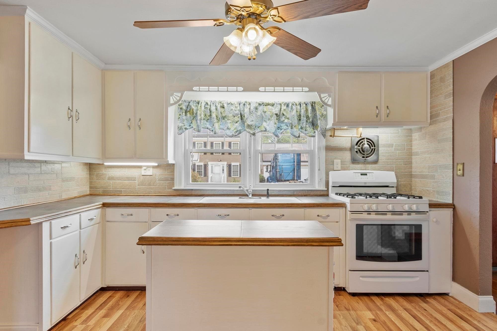Single Family Residence at 173 Tenth St, Leominster MA 01453, Leominster, photo 12 of 35