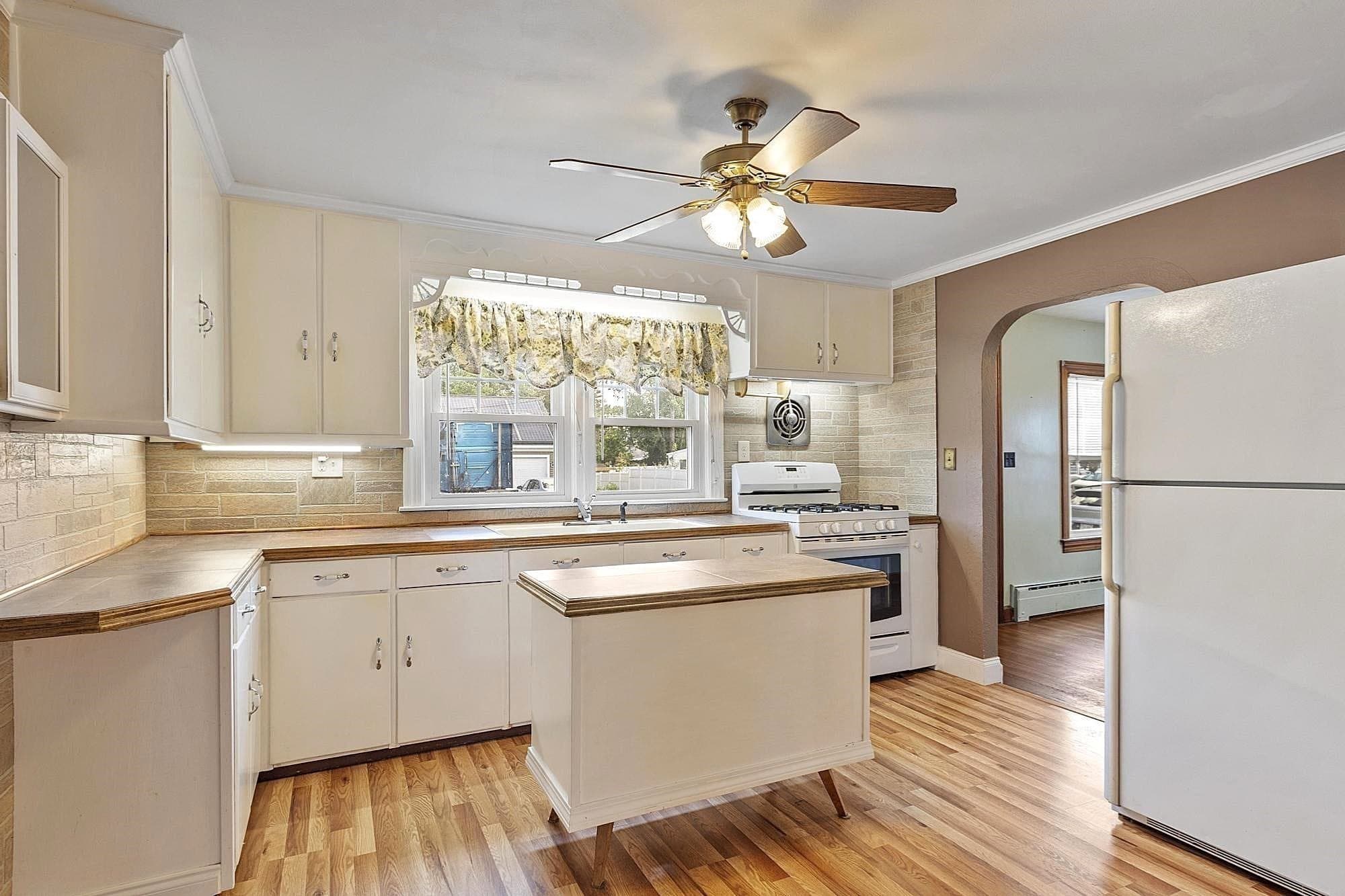 Single Family Residence at 173 Tenth St, Leominster MA 01453, Leominster, photo 9 of 35