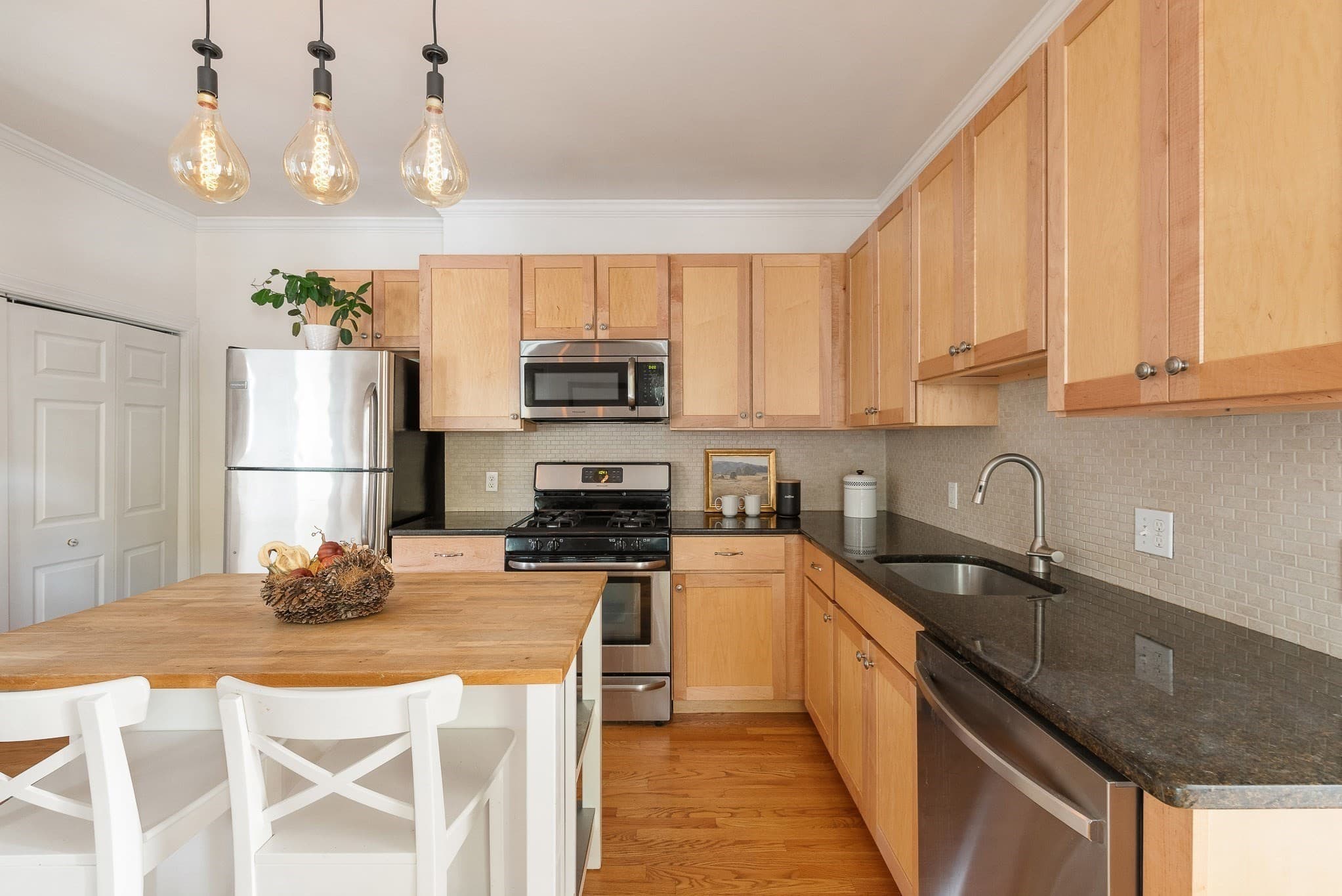 Condominium at 156 Adams St # 2, Waltham MA 02453, Waltham, photo 3 of 22