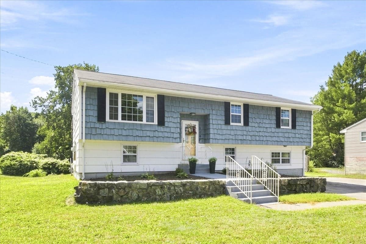 2040 Central St, Stoughton MA 02072