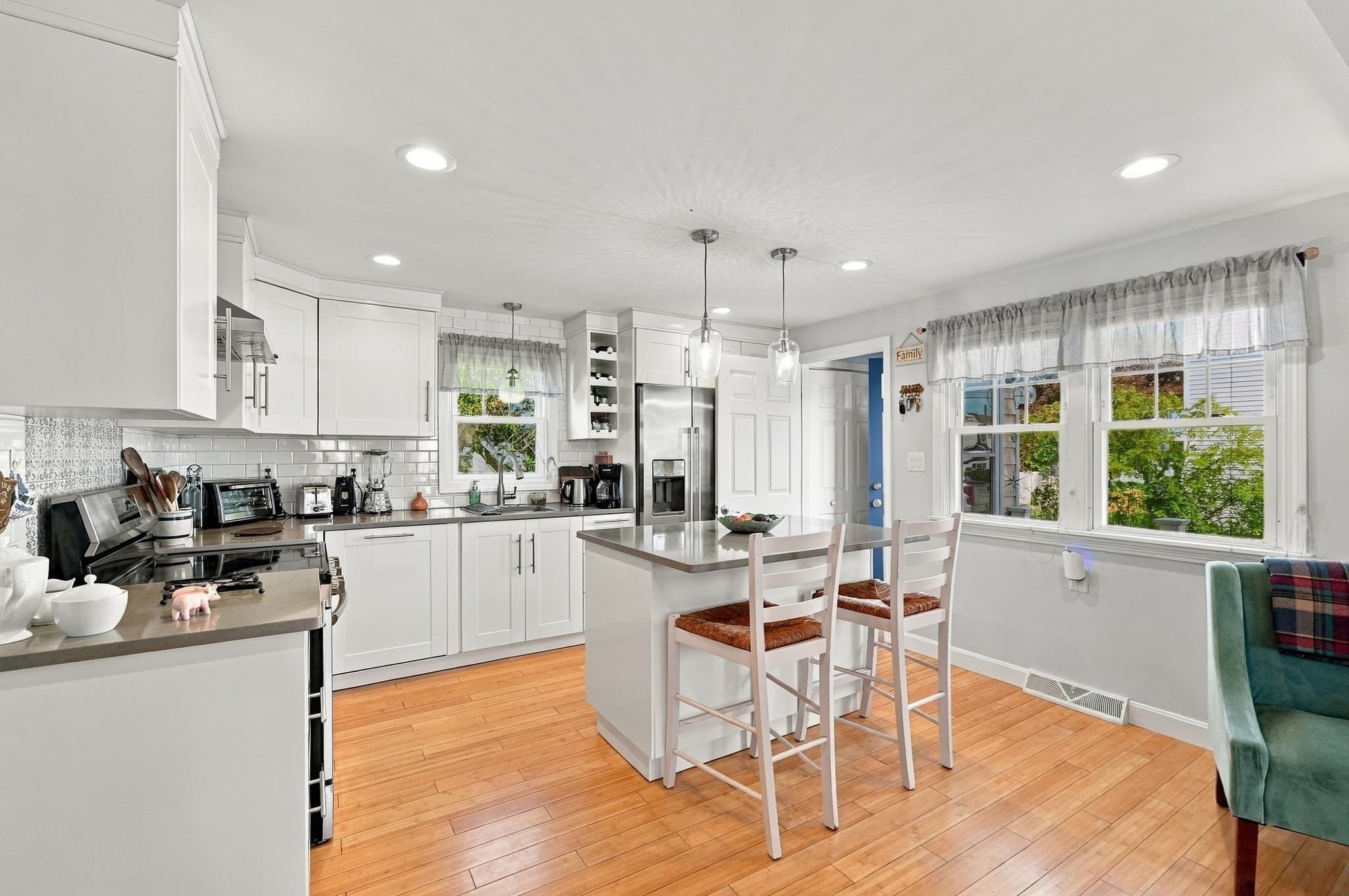 Single Family Residence at 25 Bellevue St, New Bedford MA 02744, New Bedford, photo 5 of 34