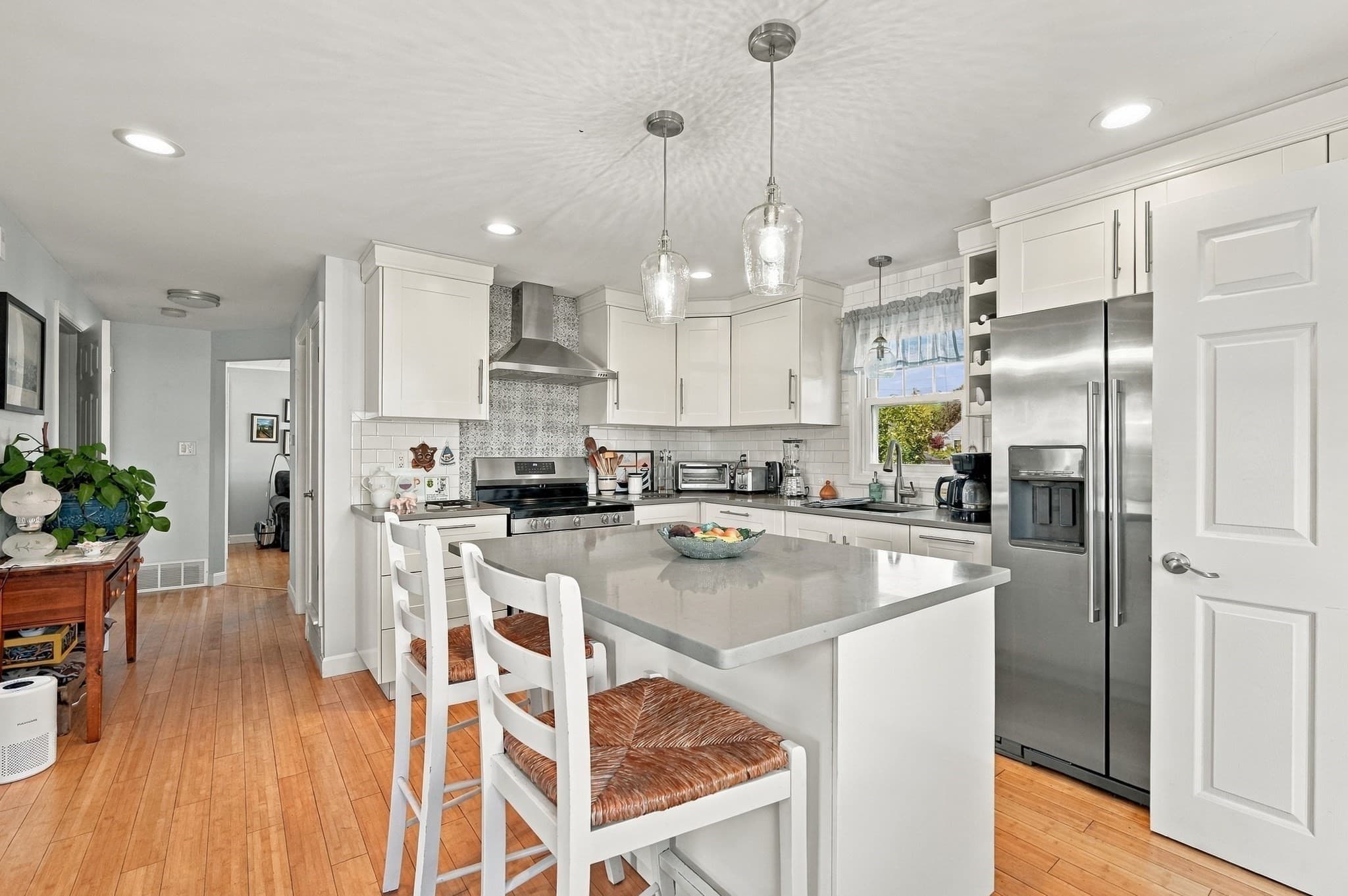 Single Family Residence at 25 Bellevue St, New Bedford MA 02744, New Bedford, photo 4 of 34