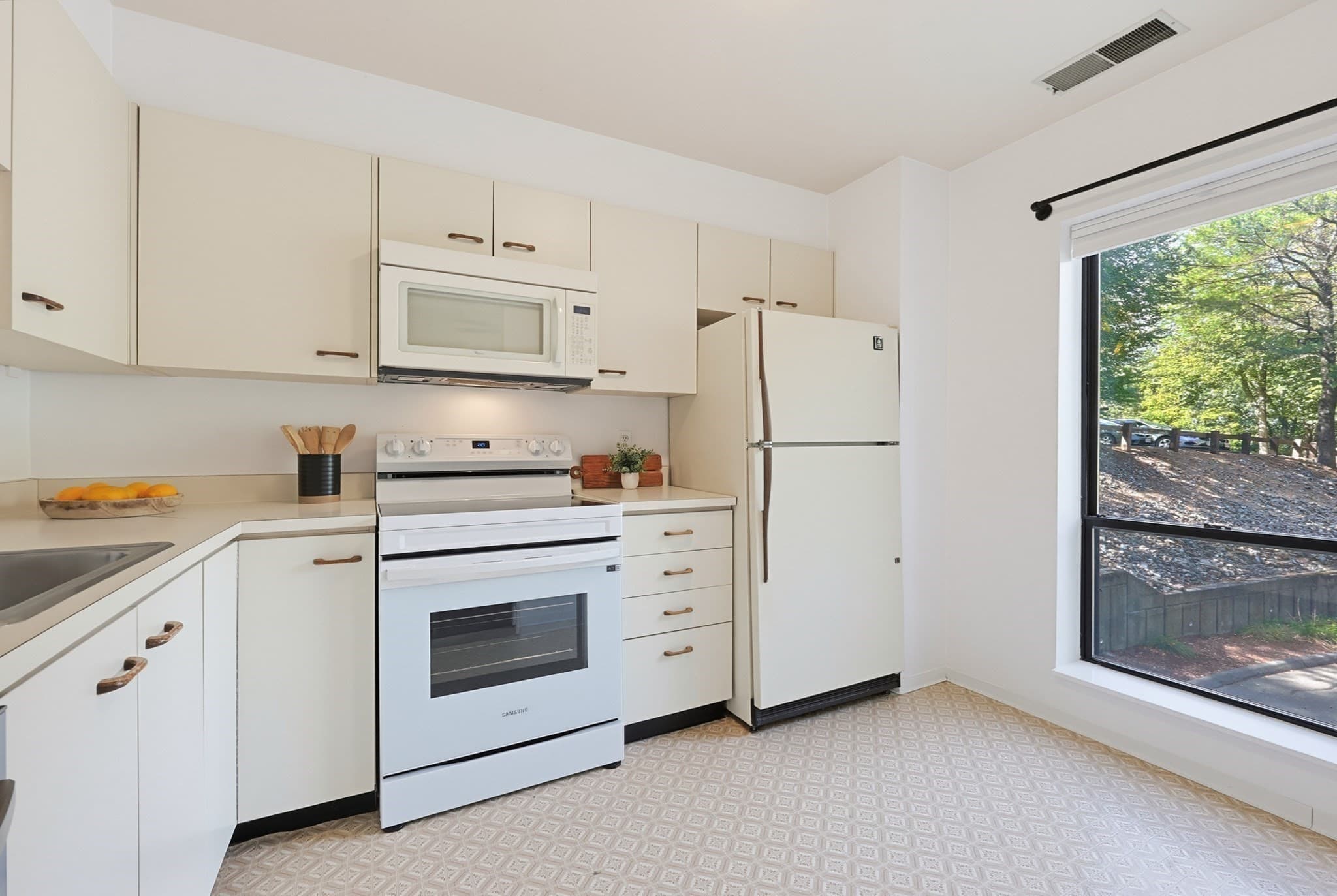 Condominium at 4 Summit Dr # 001, Reading MA 01867, Reading, photo 19 of 42