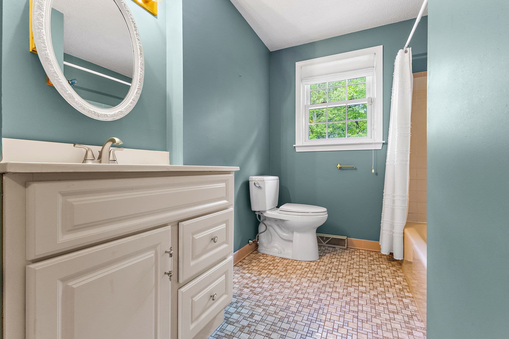 Single Family Residence at 8 Roaen Dr, Chelmsford MA 01863, Chelmsford, photo 13 of 39