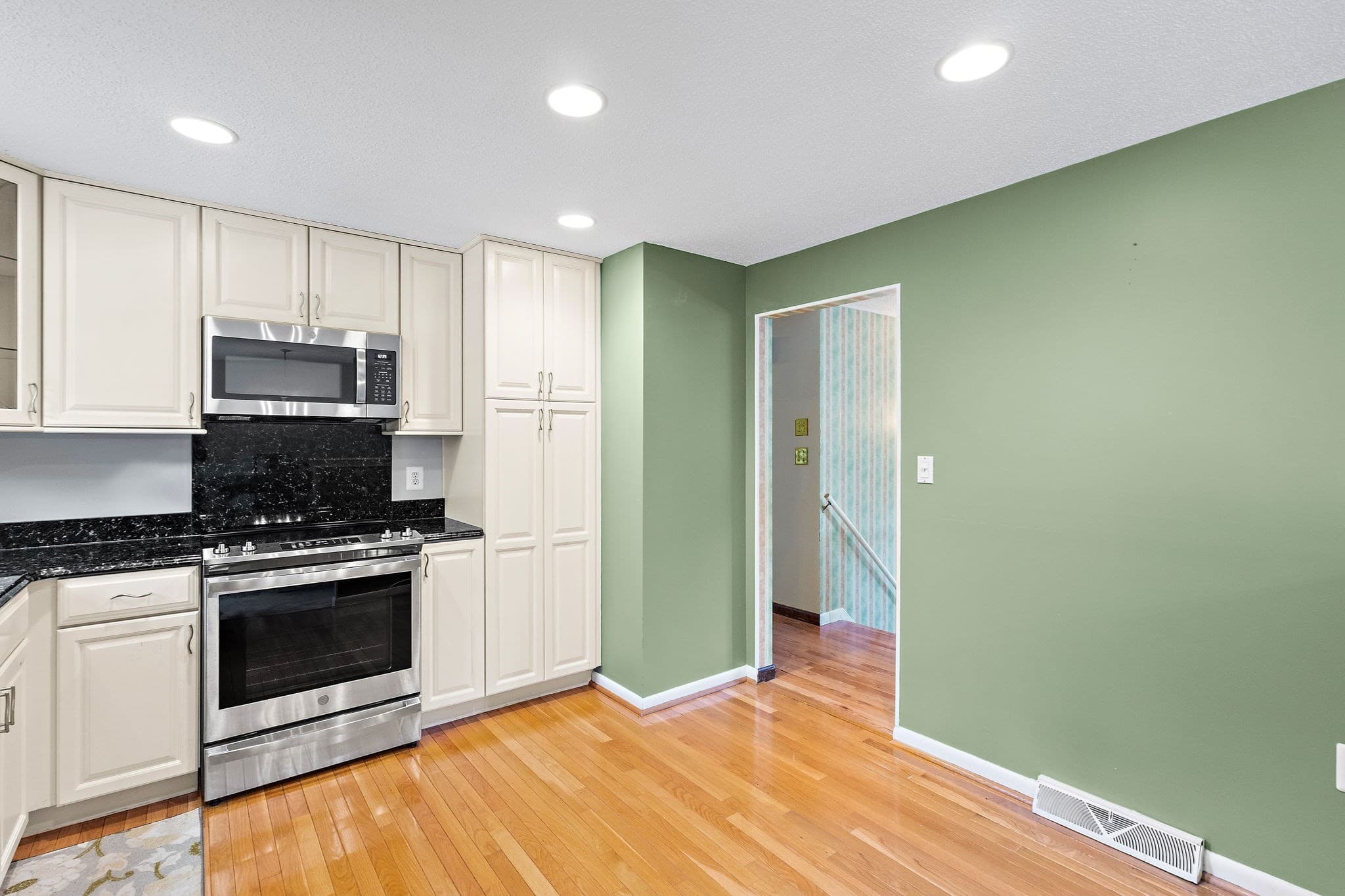 Single Family Residence at 8 Roaen Dr, Chelmsford MA 01863, Chelmsford, photo 9 of 39