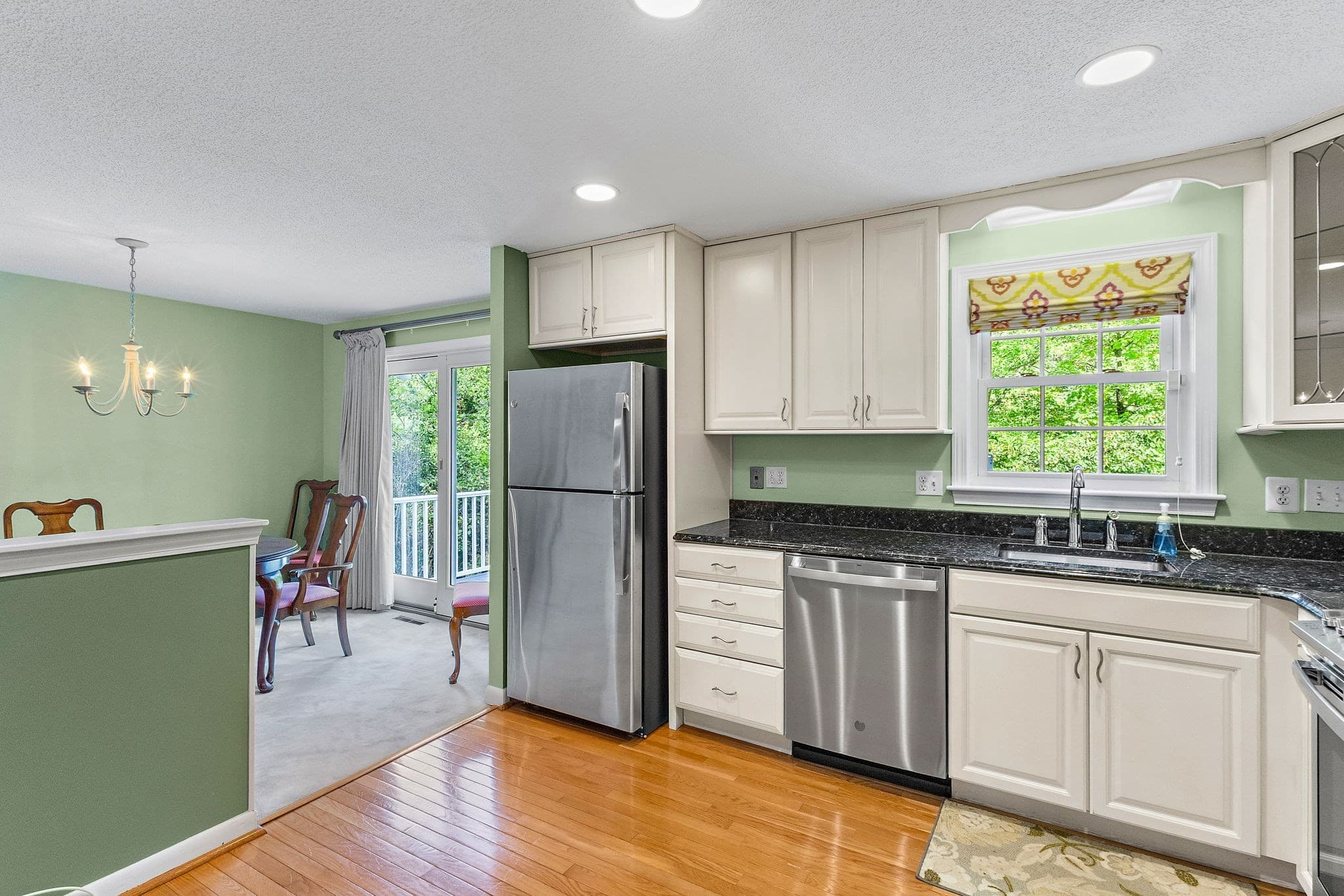 Single Family Residence at 8 Roaen Dr, Chelmsford MA 01863, Chelmsford, photo 10 of 39