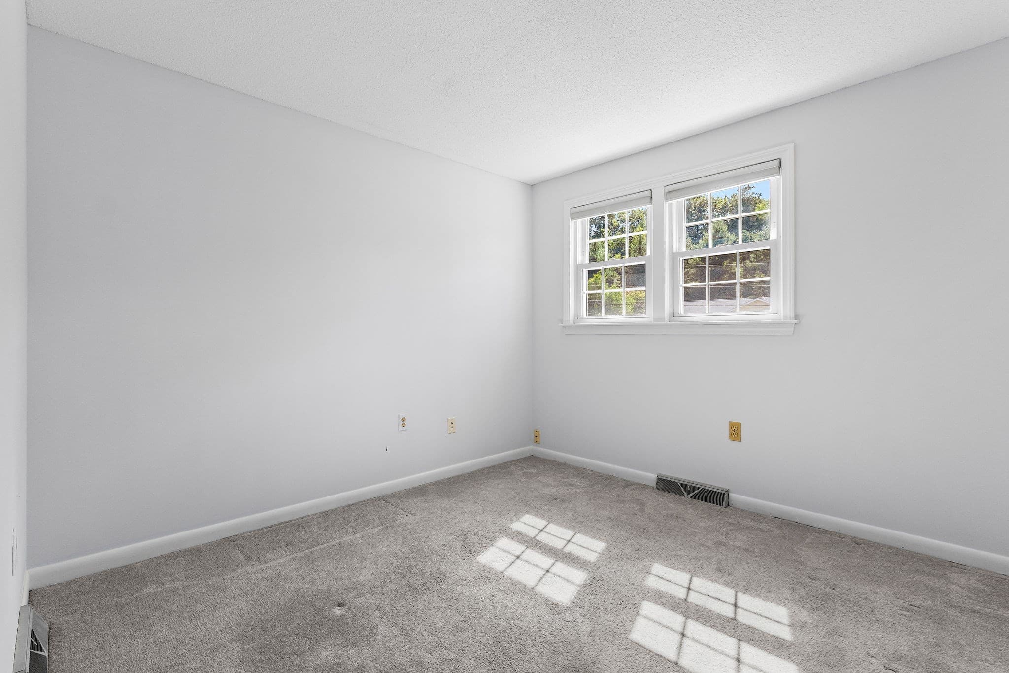 Single Family Residence at 8 Roaen Dr, Chelmsford MA 01863, Chelmsford, photo 14 of 39