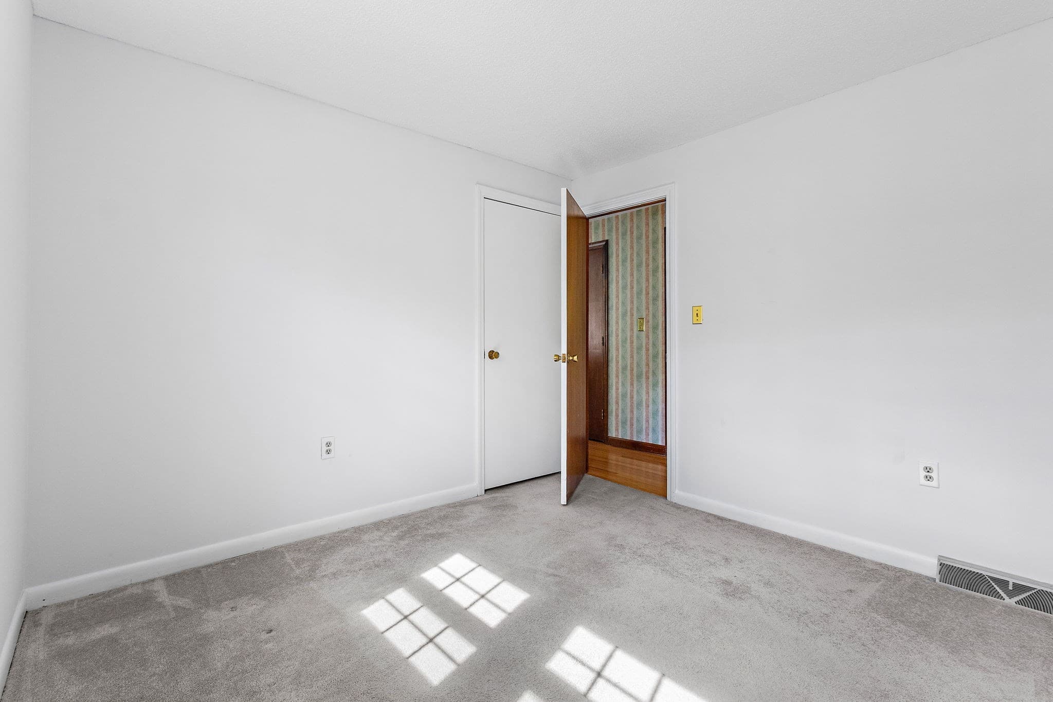 Single Family Residence at 8 Roaen Dr, Chelmsford MA 01863, Chelmsford, photo 15 of 39