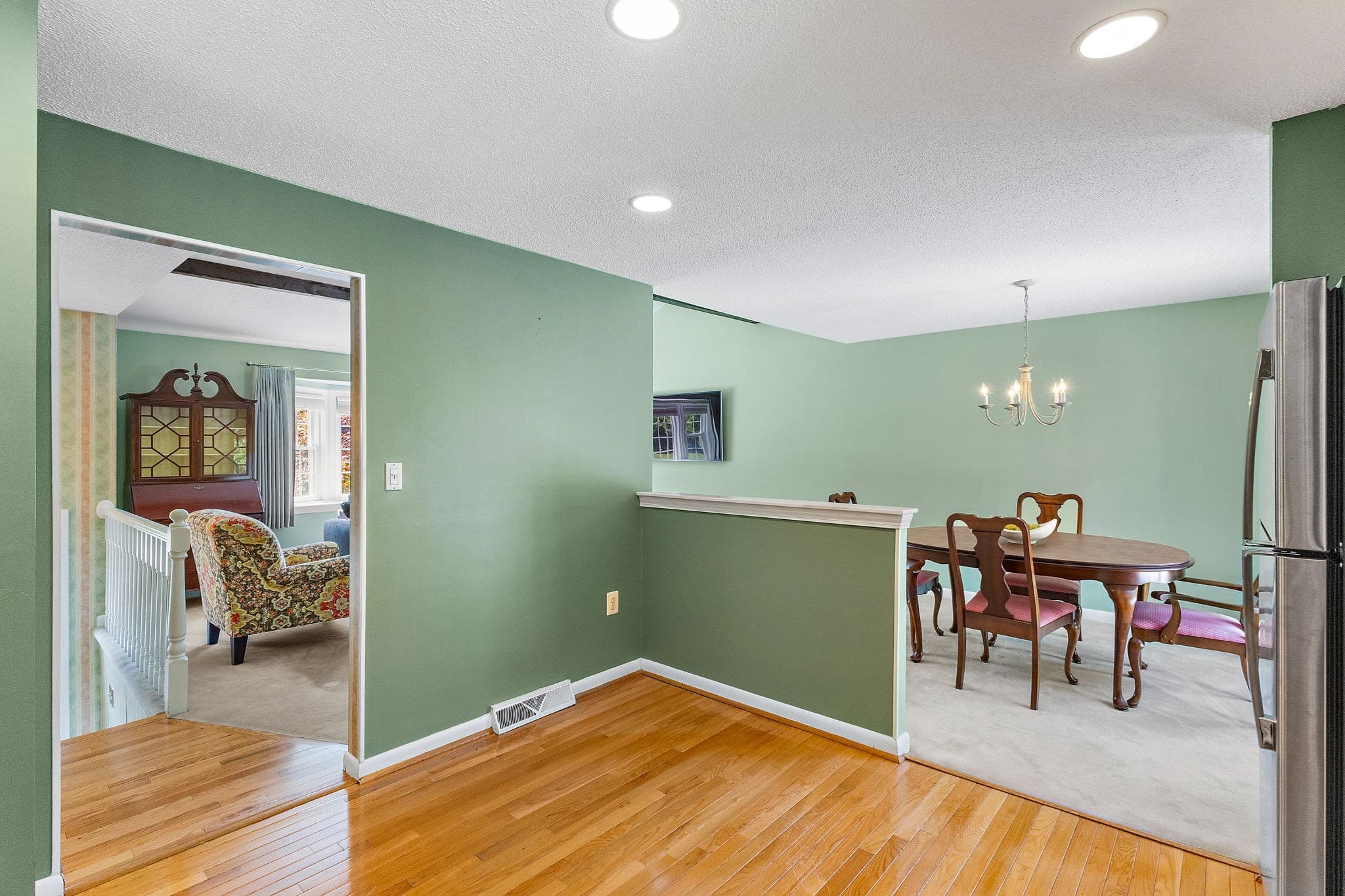 Single Family Residence at 8 Roaen Dr, Chelmsford MA 01863, Chelmsford, photo 11 of 39